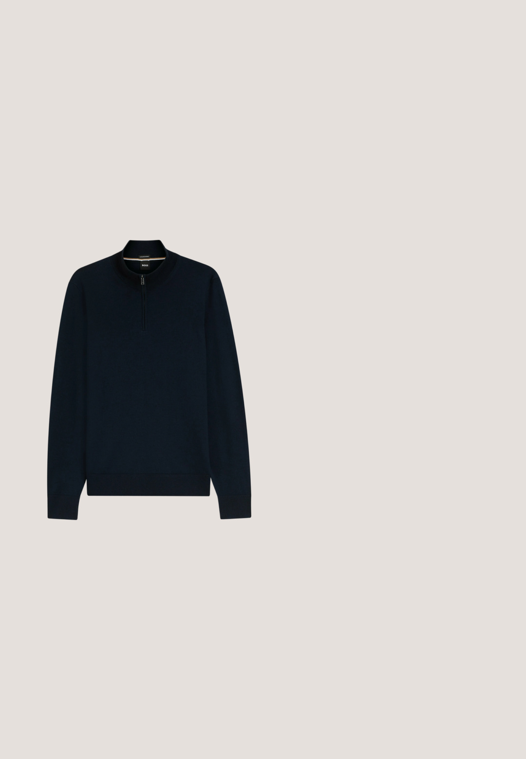 Schwarzer Pullover mit langen Ärmeln, Viertel-Reißverschluss sowie geripptem Kragen, Bündchen und Saum, innen am Kragen mit einem kleinen BOSS-Label versehen.; Marineblaues Langarmhemd mit Button-Down-Kragen, einer einzelnen Brusttasche und einer sauberen, glatten Textur. Verfügt über ein kleines Logo auf der Tasche.; Schwarze, locker sitzende Hosen aus weichem Stoff mit einem elastischen Bund. Verfügt über flache Nähte und gerade geschnittene Beine für Komfort und Bewegungsfreiheit.; Schwarze Low-Top-Sneaker mit strukturierten und Netzpaneelen, weißen Akzenten an Ferse und Seiten, mit dem Branding "Armani Exchange" an der Außenseite.; Schwarze, strukturierte Nylon-Umhängetasche mit rechteckiger Form, ausgestattet mit einer Vorderreißverschlusstasche und einer Metall-Logoplatte. Verstellbarer Riemen inklusive.; Schwarzer Ledergürtel mit silberner Schnalle, geprägter Schrift und kleinem Metalllogo nahe dem Schnallenende, liegend auf einer weißen Oberfläche.
