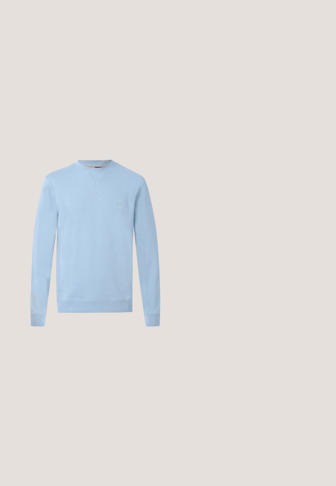 Sudadera de manga larga y cuello redondo en azul claro, con puños y dobladillo acanalados, y un pequeño parche cuadrado con el logo en el lado izquierdo del pecho.; Chaqueta de botones color azul marino hecha de una tela de textura suave. Presenta dos bolsillos en el pecho y un cuello puntiagudo, con cuatro botones en la parte delantera.; Pantalones anchos de color azul marino oscuro con trabillas para cinturón, cierre frontal con botón y cremallera, y bolsillos laterales, mostrados sobre un fondo blanco.; Zapato casual negro de ante con caña media, suela blanca y costuras visibles sobre un fondo claro liso.; Bolso bandolera rectangular negro con bolsillo frontal con cremallera, correa ajustable y logotipo "BOSS" grabado en relieve en la parte superior central.; Cinturón enrollado de ante azul oscuro con hebilla rectangular plateada grabada con la palabra "BOSS" sobre un fondo claro y liso.