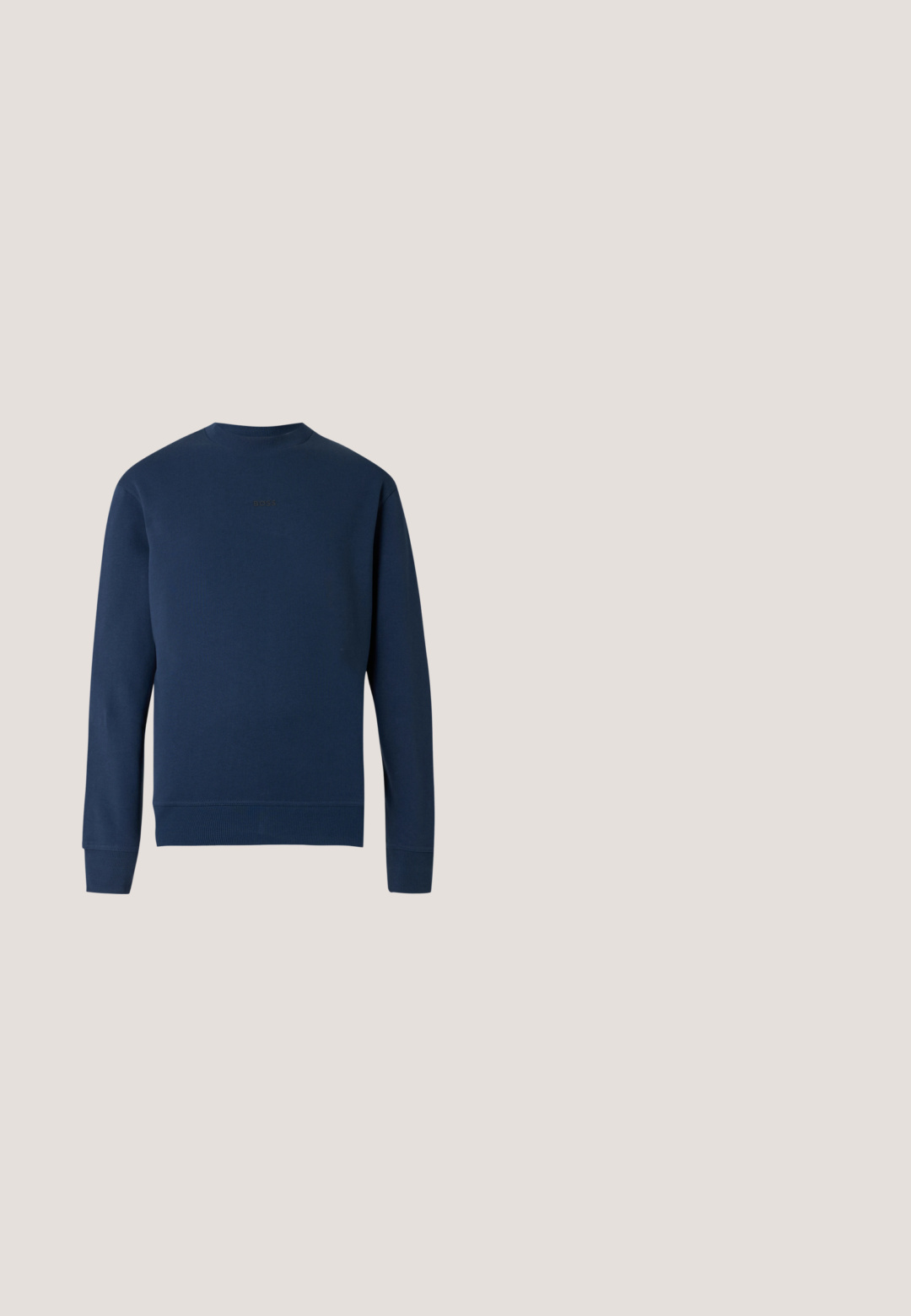 Mørkeblå sweatshirt med rund hals, ribstrikkede manchetter og kant. Har et diskret logo på brystet i matchende farve. Glat stofstruktur.; Mørkeblå knaplukket jakke lavet af stof med en glat tekstur. Har to brystlommer og en spidset krave, samt fire forreste knapper.; Lyseblå knælange shorts med forreste plisseringer, bæltestropper, knaplukning og en ren, glat stoffinish.; Brune ruskinds ankelstøvler med elastiske sidepaneler, rund tå og løkke i hælen. Flad sort gummisål.; Sort rektangulær crossbody taske med en lynlåslomme foran og en justerbar skulderrem, mærket med BOSS-logo.; Brunt ruskind bælte med sort metal spænde, rullet sammen på en ensartet lys baggrund.