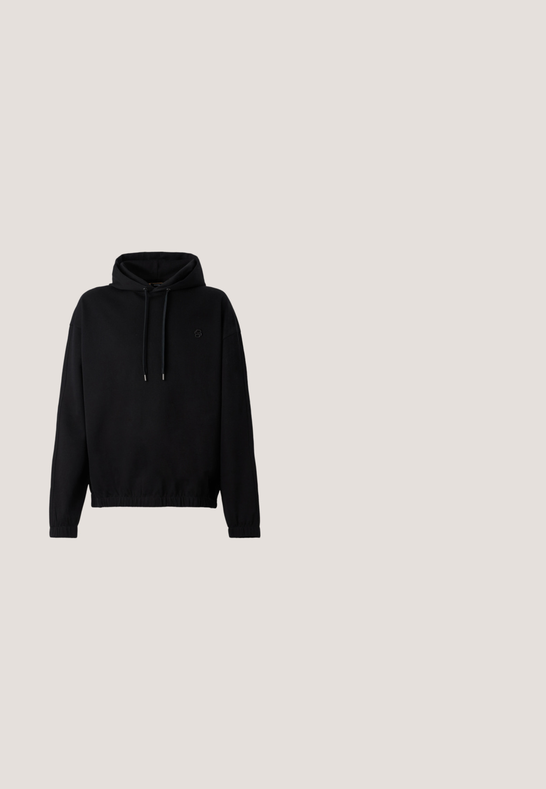Zwarte pullover hoodie met een trekkoord capuchon, elastische mouwen en onderkant. Heeft een klein, tone-on-tone logo op de borst. Zachte stoftextuur.; Beige T-shirt met korte mouwen en ronde hals, met een klein vierkant logo op de linkerborst en een zwart merklabel aan de binnenkant van de kraag.; Heren slim fit blauwe denim jeans met klassieke vijfzakkenstijl en lichte vervaging op dijen en knieën, knoop- en ritssluiting.; Bruine suède Chelsea-boot met elastische zijpanelen, ronde neus en robuuste zwarte zool. Voorzien van een trekband aan de achterkant voor gemakkelijk aan- en uittrekken.; Zwarte leren aktetas met dubbele handvatten, afneembare schouderriem en ritssluiting aan de bovenkant, geplaatst tegen een effen lichte achtergrond.; Zwarte leren riem met een zilveren metalen gesp met een rood accentstiksel. De riem heeft een gladde afwerking en een rechthoekige vorm.