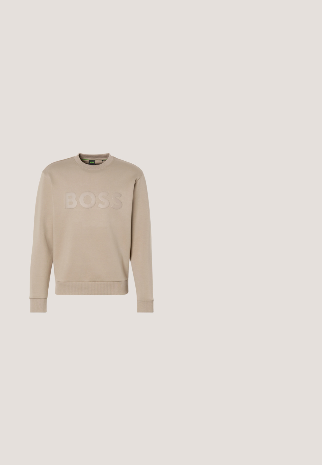 Sweatshirt beige à col rond avec manches longues et poignets, ainsi que ourlet côtelés, embossé du logo "BOSS" sur la poitrine.; Chemise blanche à manches longues avec boutons, fines rayures verticales noires, deux poches poitrine à boutons à l'avant, et col pointu.; Short en denim blanc avec bouton et fermeture éclair à l'avant, passants pour ceinture et design à cinq poches, présenté sur un fond uni.; Bottes chelsea en suede marron avec un bout rond, un minimum de coutures et un petit talon en caoutchouc noir. Design classique, polyvalent pour diverses tenues.; Sac bandoulière noir avec poche zippée à l'avant et logo "BOSS", bandoulière réglable avec bordure marron, sur fond clair.; Bracelet en chaîne en argent torsadée avec fermoir à mousqueton, présenté sur un fond clair uni.