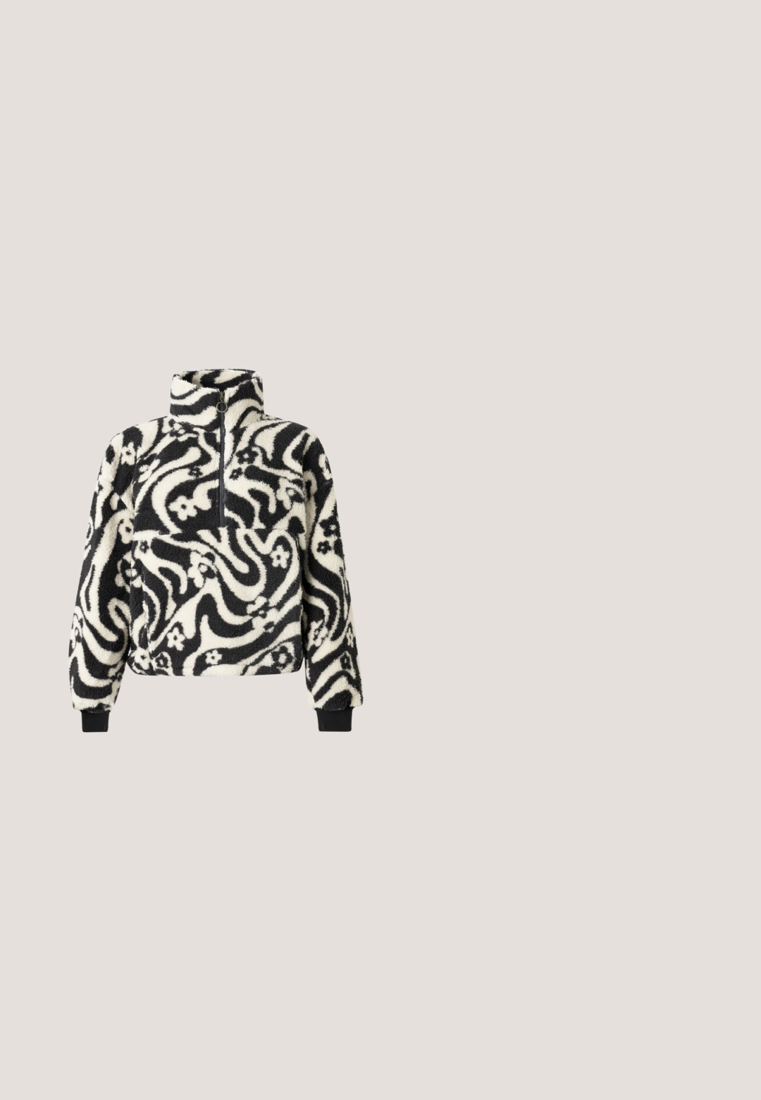 Sort og hvid fleece-pullover med høj krave, prydet med et svajende blomstermønster og ribbede manchetter. Frontlynlås.; Langærmet skjorte med knapper i en blanding af brun camouflage og leopardmønstre, med forlommer med klapper og guldfarvede knapper.; Sort åben tå mule-sandal med tre spænderemme og lav blokhæl, placeret på asfalt overflade nær flisebelagt fortov.; Slanke solbriller i guld metalramme med ovale gråtone linser og justerbare næsepuder på hvid baggrund.; Sort læderhåndtaske med rektangulær form, der har en top-håndtag og hardware i guldtonet. Glat tekstur, minimalistisk design.; Sort bredt læderbælte rullet med stor firkantet polstret spænde og metalstift på lys baggrund.