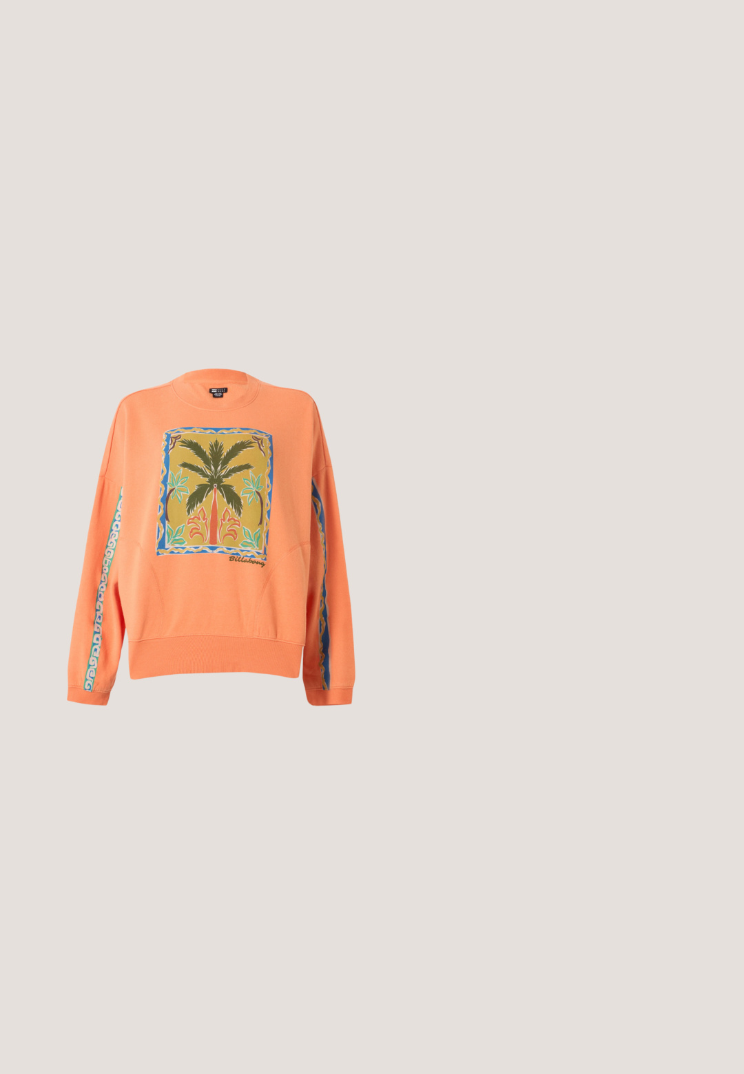 Sweat-shirt orange à manches longues avec un motif de palmier sur le devant et des rayures à motifs le long des manches.; T-shirt orange à manches courtes avec un petit motif de fleur blanche et le texte "Roxy 1990" sur le côté gauche de la poitrine.; Pantalon beige taille haute à jambes larges avec fermeture à boutons, ceinture à motif floral et bandes latérales aux couleurs pastel.; Baskets plateforme avec un motif camouflage marron et crème, semelles beiges contrastantes et lacets blancs. La tige présente des matériaux et textures variés.; Sac en tissu marron de forme rectangulaire, avec deux poignées réglables et une poche zippée à l'avant. Texture lisse avec des accents en métal argenté.; Boucles d'oreilles en argent avec une finition polie, présentant une forme ronde simple et une fermeture à tige pour un port sécurisé.