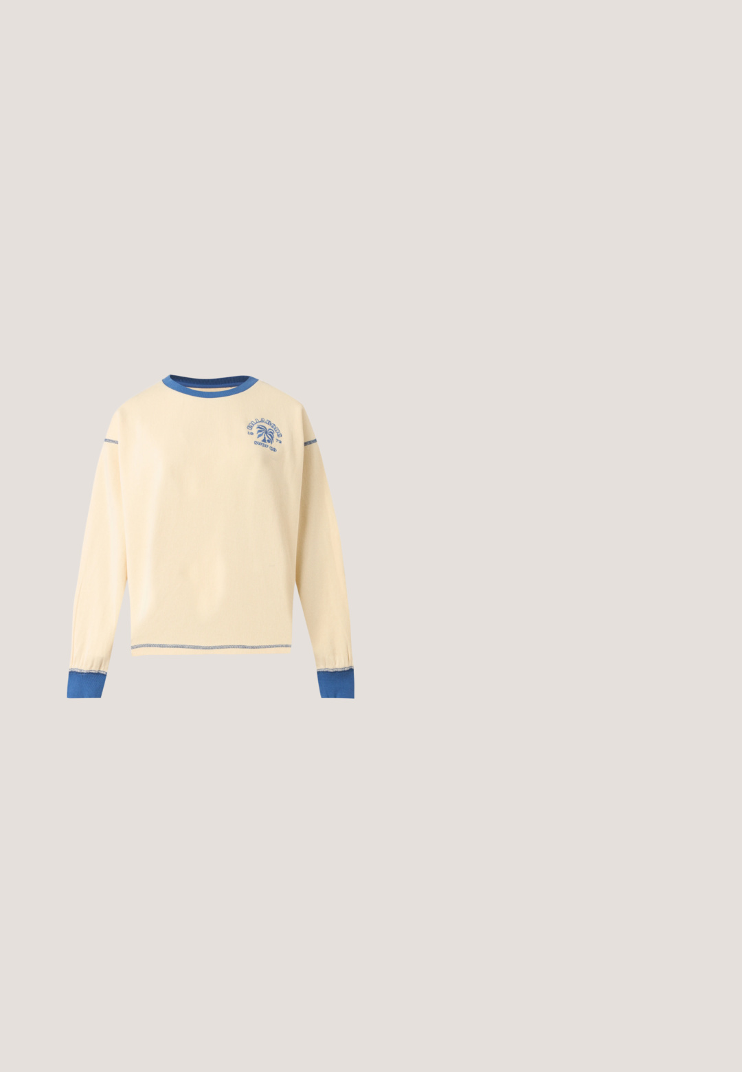 Camiseta crema de manga larga con cuello redondo, cuello, puños y costuras azules, con un pequeño logo azul de una palmera en el pecho izquierdo.; Overol de mezclilla en un tono beige claro, con un bolsillo cuadrado, tirantes ajustables, botones de presión en el lateral y corte de pierna ancha.; Collina Strada RUFFLE BOOTS - Botines - pink; Gafas de sol redondas de carey con lentes verdes y patillas delgadas doradas con detalle decorativo de nudo.; Bolso de tela texturizada color crema con asas superiores y un pequeño detalle de lazo atado en el centro del frente.; Collar de cadena de oro con un colgante de piedra preciosa turquesa de corte cuadrado, que presenta una superficie lisa y un acabado pulido.