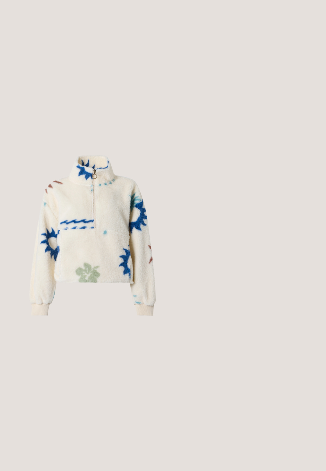 Pull en polaire crème avec motifs floraux et ondulés bleus et verts, col montant, demi-fermeture éclair, poche avant et poignets côtelés.; Chemise à manches longues rayée rose et blanche avec des motifs de rayures horizontales alternées et un texte blanc imprimé sur la poitrine.; Pantalon noir à jambes larges avec une ceinture rayée marron et rose, cordon de serrage et broderie florale blanche sur la hanche droite.; Baskets blanches avec une tige douce, dotées de lacets clairs, d'un bout arrondi et d'une semelle en caoutchouc couleur gomme. Texture lisse avec des lignes de design courbes.; Sac fourre-tout réutilisable rose avec des dessins au trait bleus représentant une chouette, un crabe, un coquillage, un cocktail, un parapluie et des tranches de fruits.; Boucles d'oreilles anneaux argentés ornées de strass clairs, présentant une surface texturée et une forme circulaire lisse avec un fermoir sécurisé.