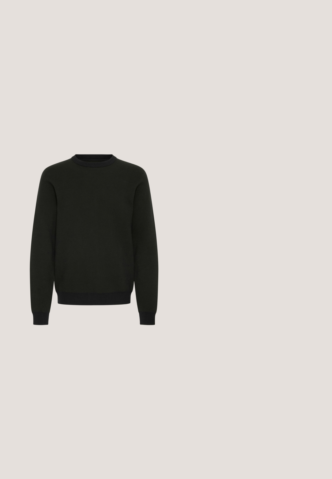 Mørkegrøn strikket sweater med rund hals, ribbede manchetter og kant. Teksturen er glat med et subtilt mønster hele vejen igennem.; Kortærmet striktrøje med lysegrå og hvide vandrette striber og rund halsudskæring.; Lyse olivengrønne bukser med lige ben, bæltestropper, frontknap, lynlås og sidelommer.; Beige ruskindssko med en buet form, justerbar metalspænde og struktureret korksål. Ydersålen har en sål med takker for bedre greb.; Brune gradient solbriller med rektangulær form. Gennemsigtige grøn-brune stel og mørke grå-lilla linser. Acetatmateriale.; Mørkebrun rektangulær crossbody-taske med vævet lædertekstur og bred justerbar stofrem lagt hen over fronten.