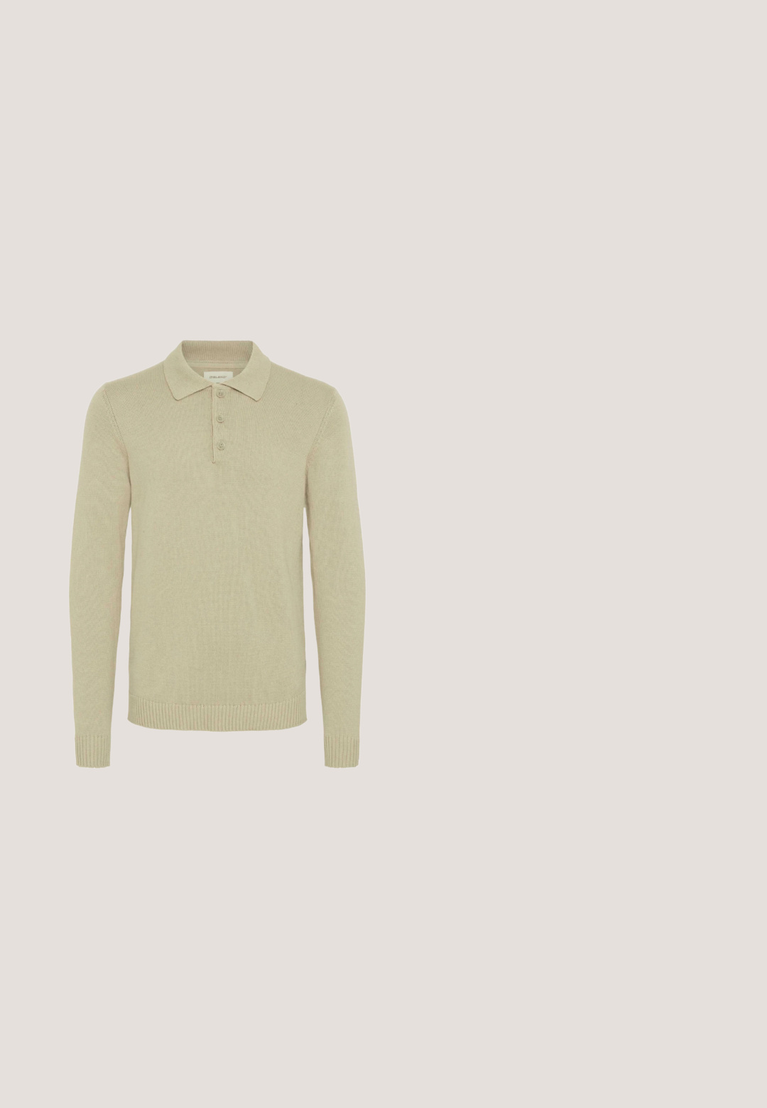 Beiger Langarm-Polo-Pullover aus geripptem Strickstoff mit Knopfleiste und gerippten Bündchen und Saum. Klassisches Kragen-Design.; Dunkelblaue Denim-Hemd mit Knopfverschluss vorne, Kragen und einer einzelnen Brusttasche. Glatte Textur und klassischer Schnitt. Silberne Knöpfe als Beschläge.; Dunkelblaue Jeans mit geradem Bein, klassischem Fünf-Taschen-Design und dezenten Stickdetails. Hergestellt aus Denim-Stoff.; Braune Wildleder-Sneaker mit glatter Oberfläche, Schnürdesign und weißer Gummisohle. Verfügt über eine abgerundete Zehenpartie und eine stromlinienförmige Form.; Hellbraune Leder-Umhängetasche mit verstellbarem Trageriemen und vertikaler Reißverschlusstasche, von der Seite vor hellem, einfarbigem Hintergrund gezeigt.; Schwarzer Ledergürtel mit silberner rechteckiger Schnalle. Glatte Textur, mittlere Breite und blaue Innendetails. Mit Markenprägung versehen.