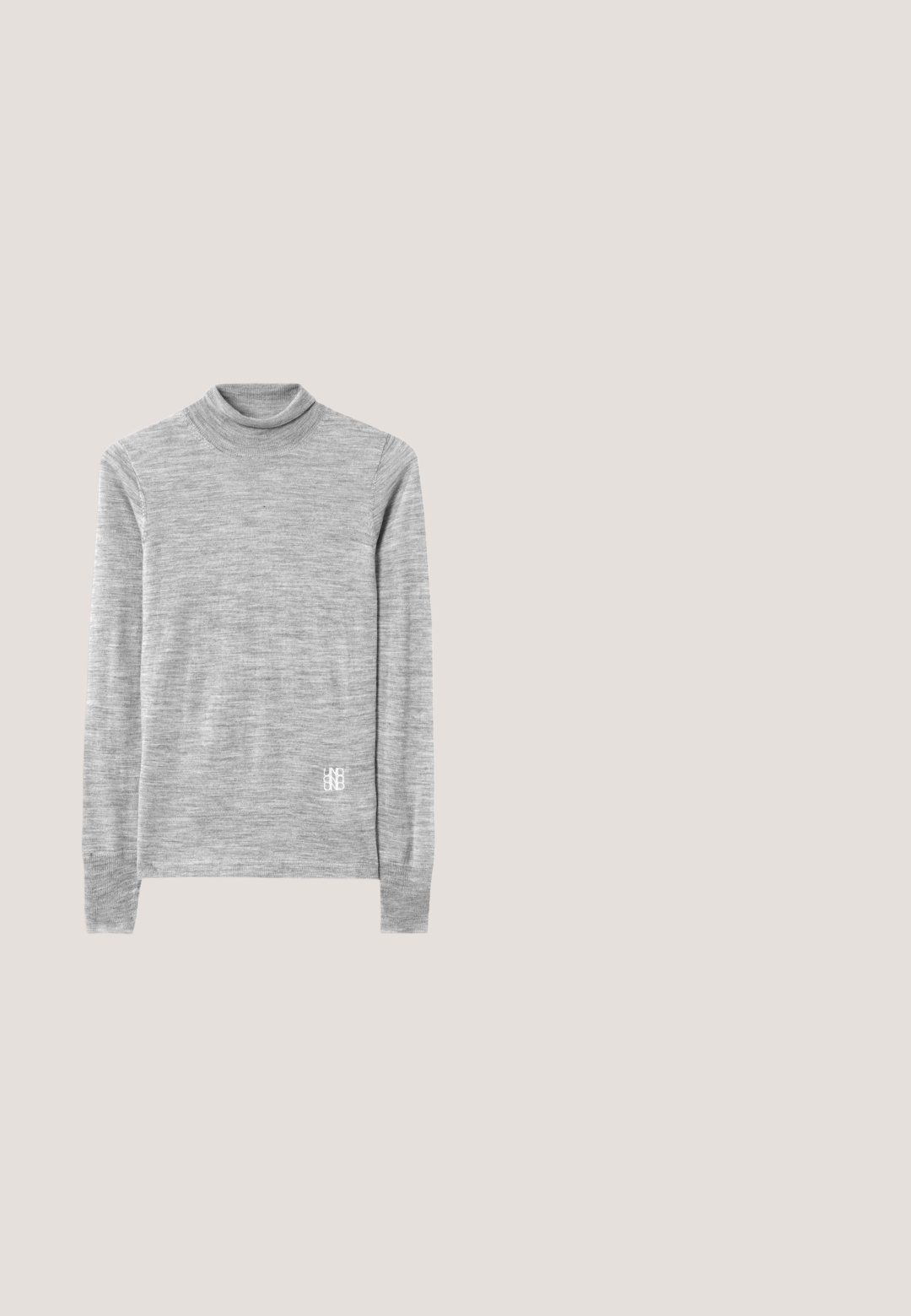 Pull à col roulé gris fait d'un tissu doux et texturé. Il présente des manches longues et un petit logo blanc près de l'ourlet.; Jean à jambe large en denim délavé moyen. Il présente une taille haute, une fermeture à bouton sur le devant et une décoloration minimale. Coupe droite de la cuisse à l'ourlet.; Ballerines en cuir noir avec un bout rond, texture lisse, détails de couture minimalistes et design de semelle flexible.; Lunettes de soleil en écaille de tortue avec des montures ovales, des verres teintés bruns et le logo "Chloé" sur la branche. Matériau en plastique lisse avec finition brillante.; Sac à main en cuir marron foncé avec deux poignées, bandoulière réglable, ferrures dorées et petit logo de la marque à l'avant.; Paire de boucles d'oreilles argentées brillantes et épaisses avec fermoirs à tige, sur fond blanc uni.