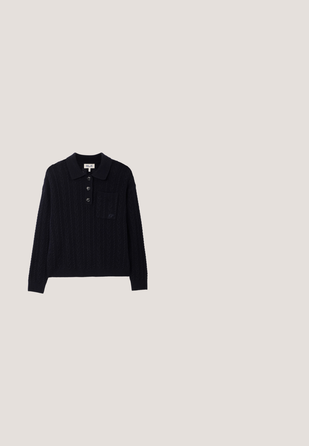 Pull-over en tricot bleu marine à manches longues avec un col, quatre boutons, des poignets côtelés et une poche à rabat avec un logo brodé.; T-shirt en coton blanc à manches courtes, avec un petit motif noir d'ailes sur la poitrine et un col rond classique.; Jean en coton bleu marine avec une coupe droite, comprenant cinq poches, une fermeture à glissière et un bouton en métal. Texture lisse avec des détails de couture.; Bottines en cuir noir avec un bout pointu, une fermeture éclair sur le côté et un talon épais. Texture lisse et design minimaliste.; Petit sac à bandoulière en daim rouge foncé avec une large bandoulière et des ferrures dorées sur un fond clair.; Paire de boucles d'oreilles argentées brillantes et épaisses avec fermoirs à tige, sur fond blanc uni.