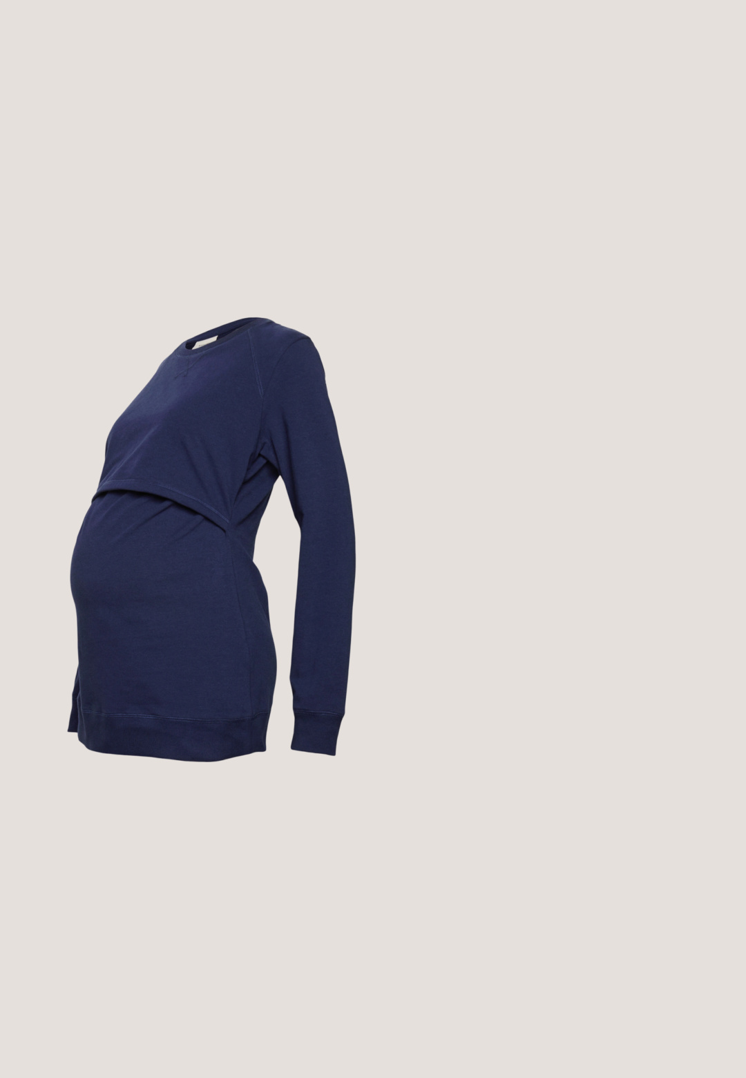 Boob WARMER - Sweatshirt - navy; Sorte graviditetsleggings med en glat, strækbar tekstur og høj talje, designet til komfort og støtte under graviditeten.; Hvide sneakers med en tekstureret finish, snørelukning, rundet tå og branding på siden. Indeholder diskrete syninger og en gummisål.; Sorte katteøje-solbriller med grå linser. Har en guldfarvet metalaccent langs øjenbrynene og to små dekorative pins på hver side af stellet.; Rektangulær off-white læder crossbody-taske med justerbar stofrem og lille mærke i nederste højre hjørne.; Gyldne hoops-øreringe med et glat, afrundet design. Har en sikker lås og en blank finish, der fremhæver en sømløs overflade.