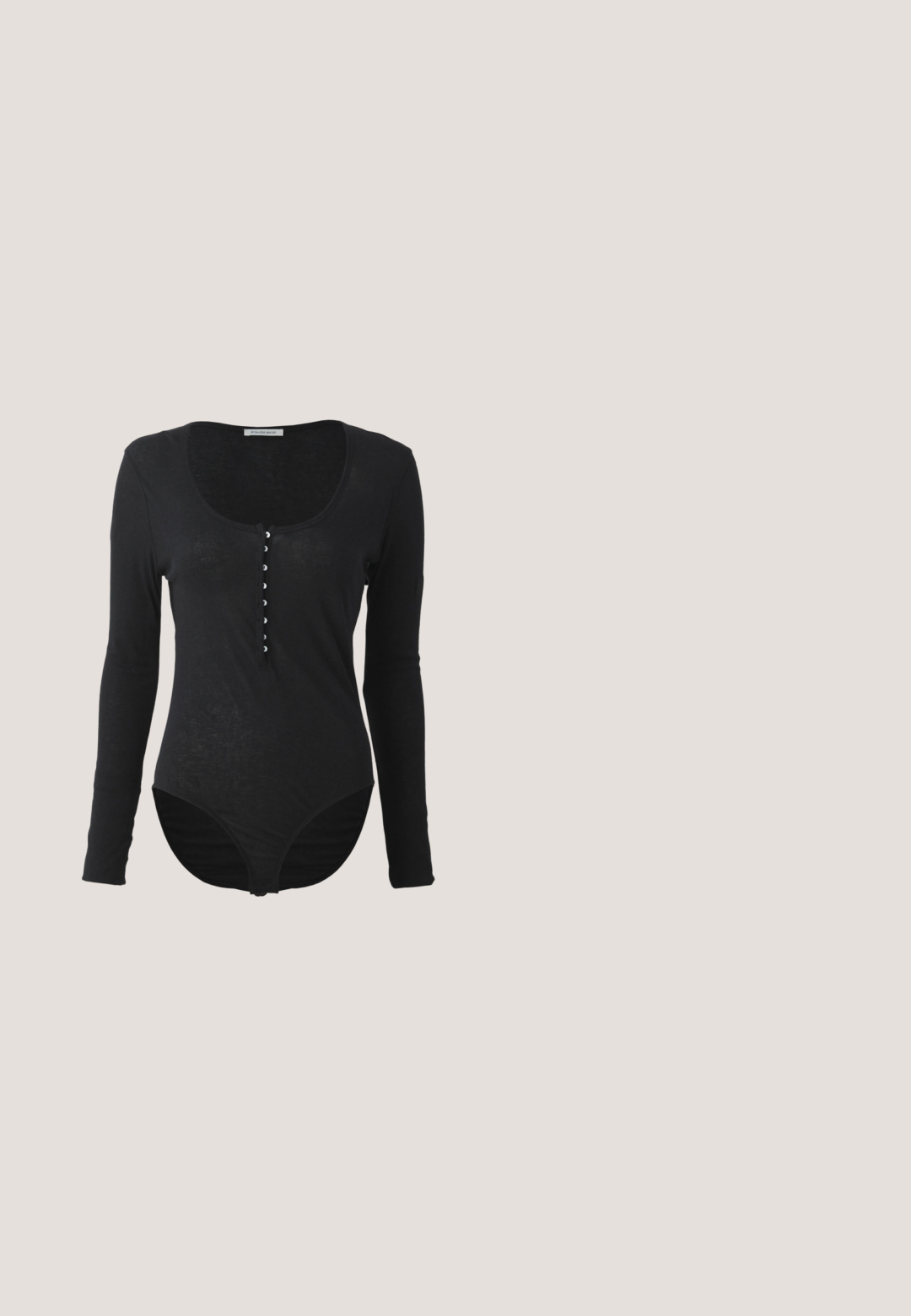 Langärmliger schwarzer Bodysuit aus einem weichen, leichten Stoff. Verfügt über einen Rundhalsausschnitt und eine Knopfleiste mit sechs weißen Knöpfen.; Schwarzes ärmelloses Blazer-Kleid mit taillierter Passform, ausgestattet mit einem Reverskragen und einem einzelnen Frontverschluss. Glattes Material und minimalistisches Design.; Schwarze, weit geschnittene Hose aus glattem Satin-Stoff. Sie verfügt über einen hohen, elastischen Bund und ein minimalistisches Design ohne sichtbare Verschlüsse.; Maxikleid im blauen und lila Tiermuster mit dünnen Trägern, einem taillierten Oberteil, ausgestelltem Saum und transparenten Überlagerungen.; Schwarze, halbmondförmige Lederhandtasche mit einem Schulterriemen und goldenem Reißverschlussdetail auf einfarbigem Hintergrund.; Ohrhänger aus goldfarbenem Metall mit einem glatten, abgerundeten Design, bestehend aus drei ineinandergreifenden Kurven, polierter Oberfläche und sicherem Verschluss.