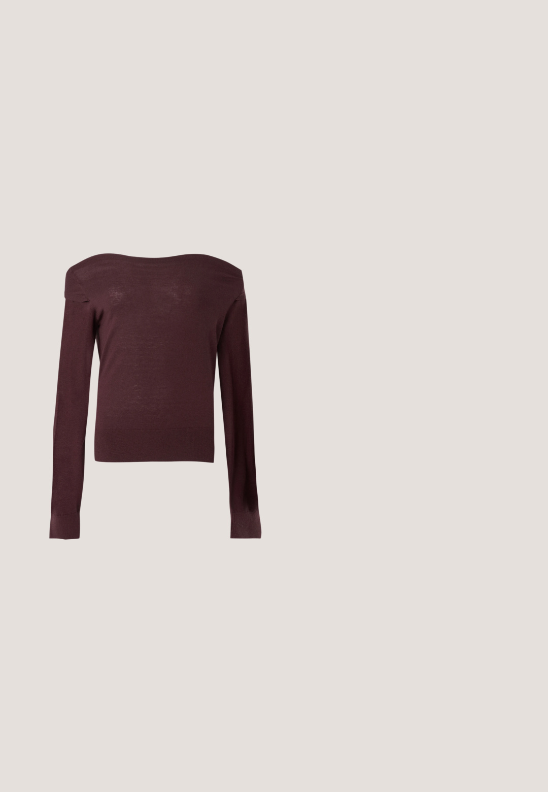 Mørkebrun off-shoulder stram striktrøje med lange ærmer og ribbede manchetter og kant mod en ensartet lys baggrund.; Brun skjorte med knapper og krave, med blomster- og stjernebroderi i guld og blå, samt en venstre brystlomme. Materialet er bomuld.; Sorte højttaljede jeans med vidde, frontknap, lynlås, bæltestropper samt for- og baglommer mod en hvid baggrund.; Brune sneakers i ruskind med et tekstureret design, der har dekorative nitter og en tanfarvet gummisål. Snørelukning og mørke læderdetaljer.; Bordeaux farvet tote bag lavet af struktureret stof, med brede skulderremme, en robust bund og en kontrasterende sort kant langs toppen.; Øreringe i sølvfarve med et blomsterdesign, der indeholder flere klare ædelsten, inklusive runde og marquise-slebne sten, samt en hængslet lukning.