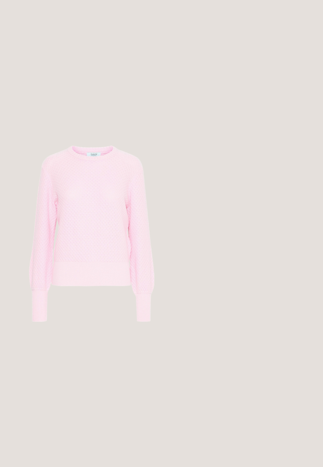 Helles rosa gestricktes Sweatshirt mit strukturiertem Muster, rundem Halsausschnitt und langen Ärmeln. Rippbündchen am Saum und an den Ärmeln sorgen für eine klare Formgebung des Designs.; Rosa Kordjacke mit langen Ärmeln, zwei Brusttaschen und braunen Knöpfen. Sie verfügt über einen klassischen Kragen und einen strukturierten, gerippten Stoff.; Hellrosa lockere Hose mit vertikalen dünnen grauen Streifen, elastischem Bund und vorderer Kordelzugverschluss.; Rosa Wildledersneaker mit weißen Streifen, weißen Schnürsenkeln und brauner Gummisohle, seitlich auf weißem Hintergrund dargestellt.; Beige Tragetasche mit langen Griffen, verziert mit bunten Vintage-Wappen, Blumen, Tieren und rotem "Cath Kidston" Text auf der Vorderseite.; Goldene Kettenarmband mit einem charmanten Ballonhund-Anhänger in Pink. Der Anhänger ist verspielt, hat eine runde Form und eine glatte Textur. Verstellbarer Verschluss.