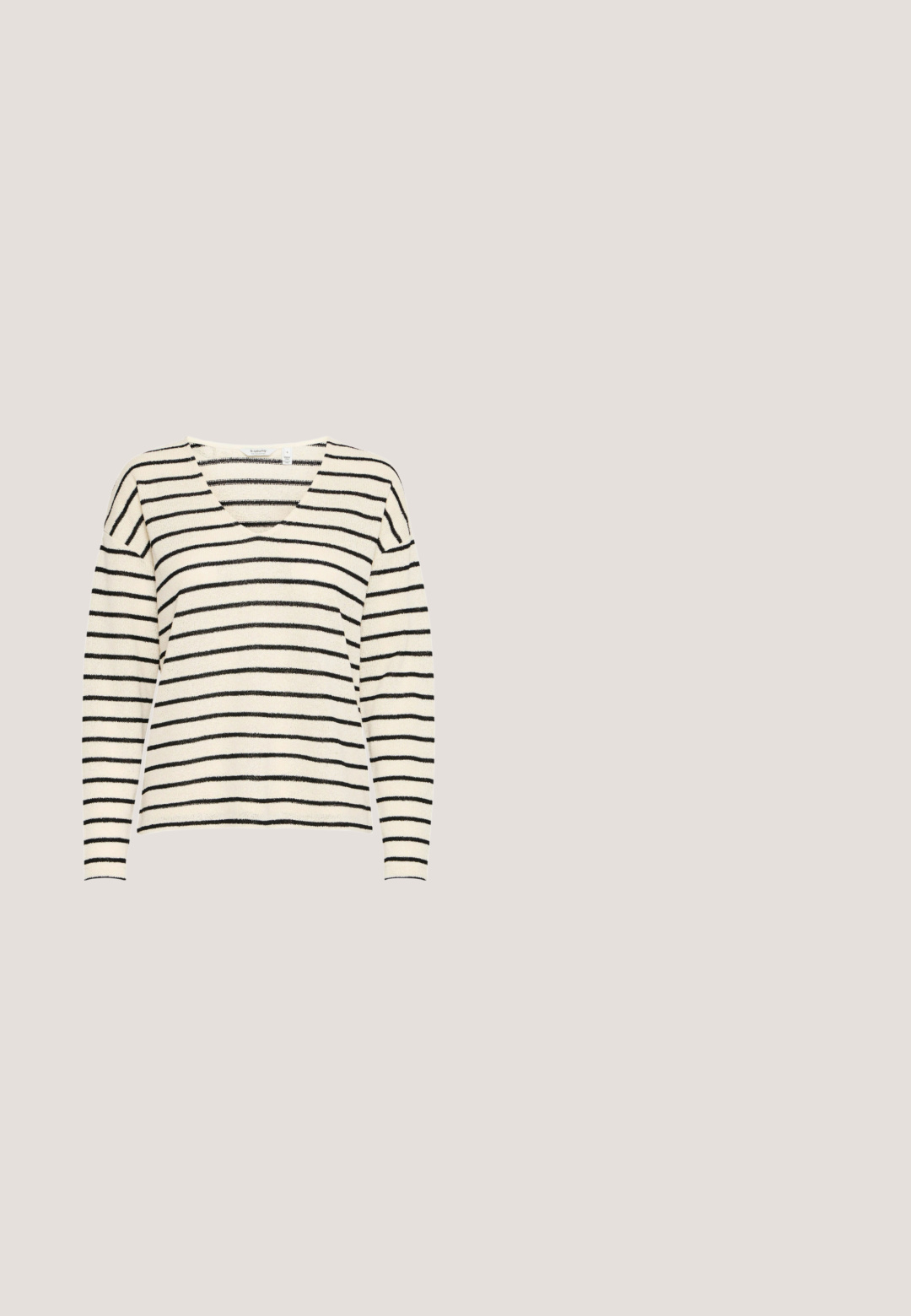 V-hals trui gemaakt van zachte stof, met horizontale zwarte stripes op een lichtbeige achtergrond, voorzien van lange mouwen en een relaxte fit.; Donkerblauw denim shirt met een kraag, lange mouwen, dubbele borstzakken en contrasterende stiksels.; Wijdvallende donkerblauwe denim broek met een hoge taille, plooi aan de voorkant en een metalen knoopsluiting. Geen zichtbare patronen of accenten.; Heren sneaker in mosterdgeel van suède en stof met witte zool en veterluiting, gezien vanaf de linkerzijde tegen een witte achtergrond.; Bruine leren handtas met structuur, dubbele handvatten, afneembare gestreepte stoffen schouderriem en teddybeerbedeltje als detail.; Gouden halsketting met een dunne ketting. Bevat een kleine, U-vormige hanger bezet met heldere stenen voor extra detail. Verstelbare sluiting.