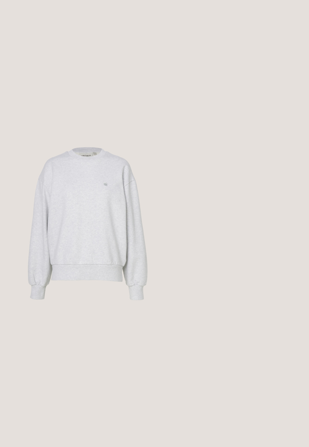 Carhartt WIP CASEY  - Φούτερ - ash heather/silver; Λευκό ριμπ κοντομάνικο t-shirt με στρογγυλή λαιμόκοψη και μικρό λογότυπο στο στήθος. Φτιαγμένο από μαλακό ύφασμα με εφαρμοστή σχεδίαση.; Ανοιχτού μπλε τζιν παντελόνι με διακριτική εικονογραφία υφής, ψηλή μέση και ευθεία γραμμή. Περιλαμβάνει κλείσιμο με κουμπί και φερμουάρ μπροστά.; Πράσινες αθλητικές φόρμες με κίτρινες ρίγες, σε συνδυασμό με γκρι sneakers Adidas Gazelle με ροζ ρίγες και πράσινα κορδόνια σε κίτρινο πάτωμα.; Σκούρα καφέ δερμάτινη τσάντα ώμου με μαλακό, χαλαρό σχήμα και λαβή με στριμμένο κόμπο σε απλό λευκό φόντο.; Ζευγάρι γυαλιστερά ασημένια σκουλαρίκια-κρίκοι με πολυεπίπεδο, κυρτό σχέδιο μπάρας σε απλό φωτεινό φόντο.