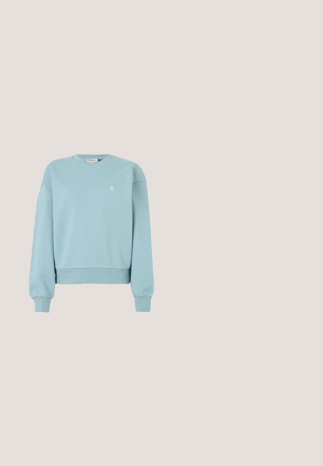 Lyseblå sweatshirt, lavet af blødt bomuldsmateriale. Har rund halsudskæring, faldede skuldre, ribbede manchetter og et lille logo på brystet.; Kortærmet T-shirt med rund hals, lavet af blødt bomuld i lys blå, med et lille hvidt Carhartt-logo på brystet. Glat tekstur.; Højhalset lysblå denimjeans med lige vide ben, frontknap, lynlås lukning samt front- og baglommer.; Lyseblå sportssko med velcrolukning, cremefarvede striber på siderne, blødt stofoverdel, tekstureret brun gummisål.; Lyseblå genanvendelig indkøbs taske med brede håndtag, let krøllet stof, stående oprejst på en ensfarvet hvid baggrund.; Sølv metaløreringe med et svunget design, der har glatte overflader og en poleret finish, sikret med en sommerfugleklips.