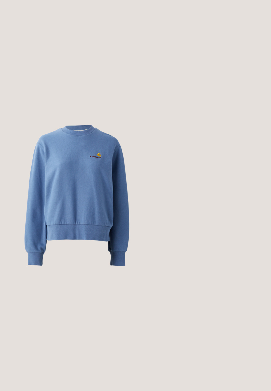 Sweatshirt en coton bleu avec poignets et ourlet côtelés. Présente un petit logo brodé sur la poitrine. Col rond, coupe décontractée.; T-shirt en coton léger bleu clair à manches courtes avec poche poitrine affichant un petit patch logo Carhartt noir et blanc.; Pantalons en denim bleu clair à jambes larges avec de grandes poches latérales, taille haute et coupe ample. Texture usée avec une finition décolorée.; Baskets en jean bleu clair avec des lacets blancs et des accents bleu foncé, dotées d'un bout arrondi et d'une semelle en caoutchouc gomme. Surface texturée avec des détails de couture.; Sac zippé bleu foncé avec des rayures zèbres bleu clair ; tissu texturé, forme courbée, deux compartiments et quincaillerie argentée visible.; Boucles d’oreilles créoles en métal argenté avec une surface lisse légèrement incurvée et des fermoirs à clapet sur un fond blanc uni.