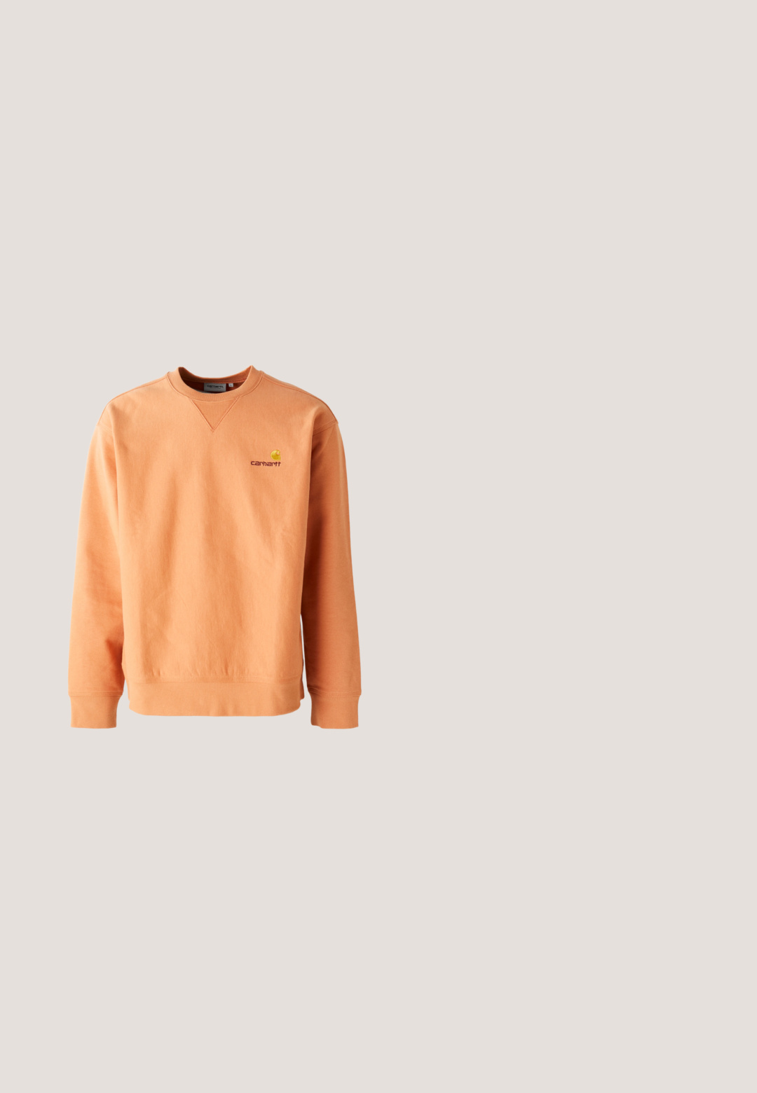 Oranssi huppari pitkillä hihoilla ja pyöreällä kaula-aukolla. Ribatut hihansuut ja helma, jossa on pieni keltainen Carharttin logo rinnassa. Pehmeä tekstuuri.; Beige lyhythihainen t-paita, jossa vasemmassa rinnassa pieni vihreä-valkoinen pyöreä logo, jossa on viiru ja teksti.; Vaaleansiniset verkkarit, joissa on elastinen vyötärö, pieni punainen Nike-logo ja "Athletic Department" -teksti. Pehmeää puuvillamateriaalia.; Tummansininen Nike-juoksukenkä, jossa neonvihreä Swoosh-logo ja yksityiskohtia, leijuu betonipinnan yllä, taustalla harmaat portaat.; Suorakaiteenmuotoiset ruskeansävyiset aurinkolasit ohuilla hopeisilla metallikehyksillä ja kirkkailla säädettävillä nenätyynyillä.; Hopeasormus, jossa on teksturoitu pinta ja hieman epäsäännöllinen muoto. Kaiverruksessa lukee "925" ja koko "10."