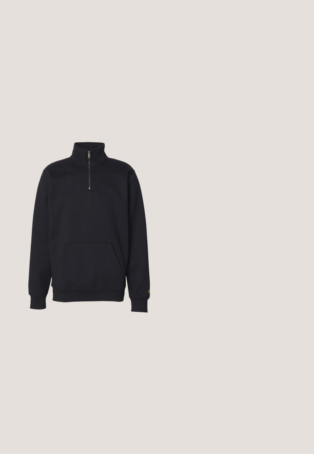 Sort fleece sweatshirt med kvart lynlås, høj krave, ribbede manchetter, kengurulomme og en lille guld logo accent på ærmet.; Sort bomulds T-shirt med korte ærmer, rund hals og en brystlomme, der har et lille, kvadratisk logo-patch. Enkel, ensfarvet design.; Lyseblå denimshorts med en løs pasform, udstyret med to store forlommer og en knaplukning i taljen.; Lysegrå og sort Nike løbesko med blå detaljer, hvid sål og tekst "P-6000" på hælsiden.; Solsikker med sort plastisk ramme og blå accenter, wrap-around design, mørkt tonede linser, med teksturerede arme og logo detalje.; Sølvfarvet metalhalskæde med et snoet kædedesign og en cirkulær vedhæng med en poleret overflade.