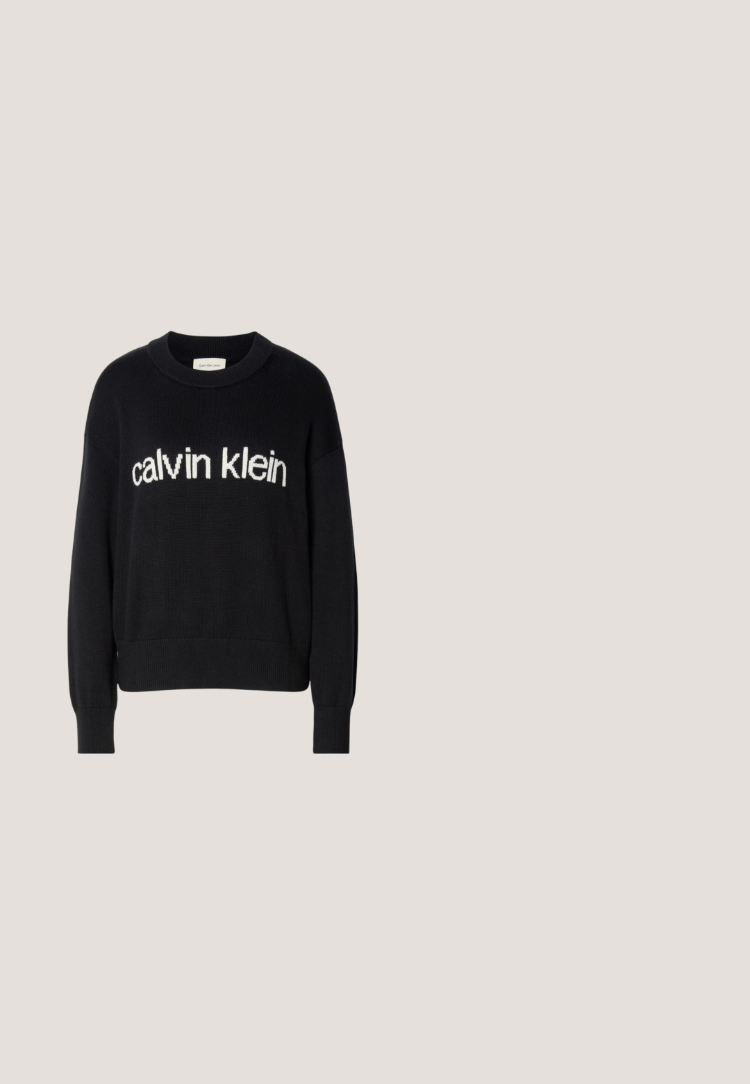 Sort langærmet striktrøje med rund hals og hvid "calvin klein" logo centreret på fronten.; Lyseblå bomuld T-shirt med et firkantet grafisk logo i en mørkere blå farve. Kortærmet og rund halsudskæring med en afslappet pasform.; Lyseblå brede jeans lavet af denim med et klassisk fem-lomme design og en subtil falmet tekstur. Denim-syninger er synlige.; Sort flad sko med spids tå, quiltede geometriske mønstre og en tynd rem over vristen på en ensfarvet baggrund.; Cremefarvet skuldertaske i læder fra Calvin Klein med buet topkant, sølvfarvet lynlås og mørkebrun justerbar rem.; Sølvarmbånd med rektangulære led med en poleret overflade, forbundet af en kæde. Inkluderer en lås og et lille mærke.