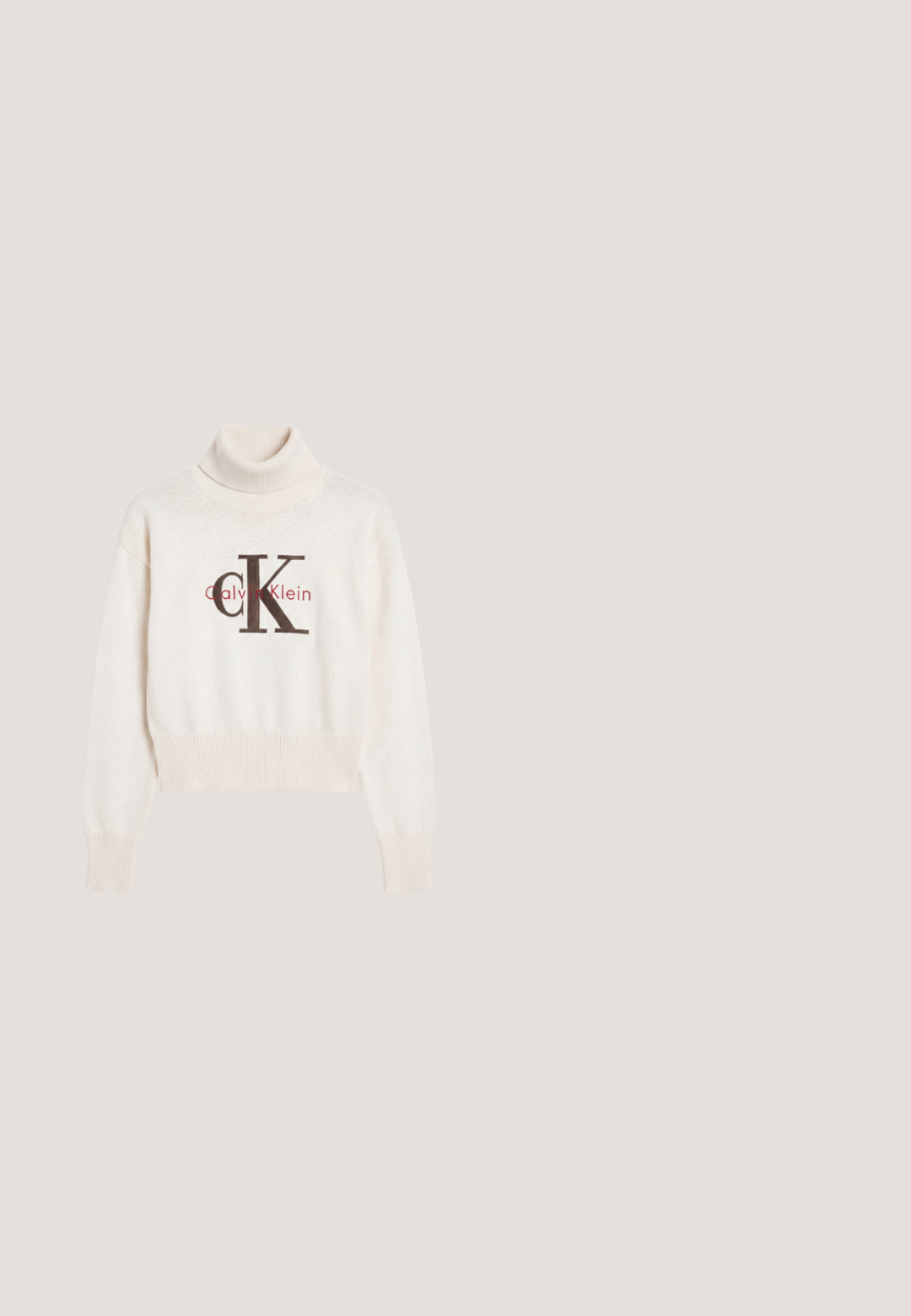Krémový rolák Calvin Klein s rebrovanými manžetami a lemem, na prednej strane s veľkým čierno-červeným logom CK.; Dlhý rukáv rebrované šaty v svetlom taupe. Obsahuje výstrih do lodičky a rovný siluetu, s lemom, ktorý pada za kolená.; Čierna kožená čižma po koleno s ostrou špičkou a nízkym kitten opätkom na jednoduchom svetlom pozadí.; Čierne slnečné okuliare v štvorcovom tvare so sivými gradientovými šošovkami. Lesklé rámy s čistými líniami. Strieborný logotyp ako akcent na nožičkách.; Čierna kožená kabelka s zakriveným tvarom, jedným popruhom a uzáverom na zips na vrchu. Obsahuje jemné logo na prednej strane pre branding.; Strieborné kovové náušnice v tvare kruhu s textúrovaným dizajnom, s malým zarážacím zapínaním a logom na jednom kruhu. Zaoblený tvar s lesklým povrchom.