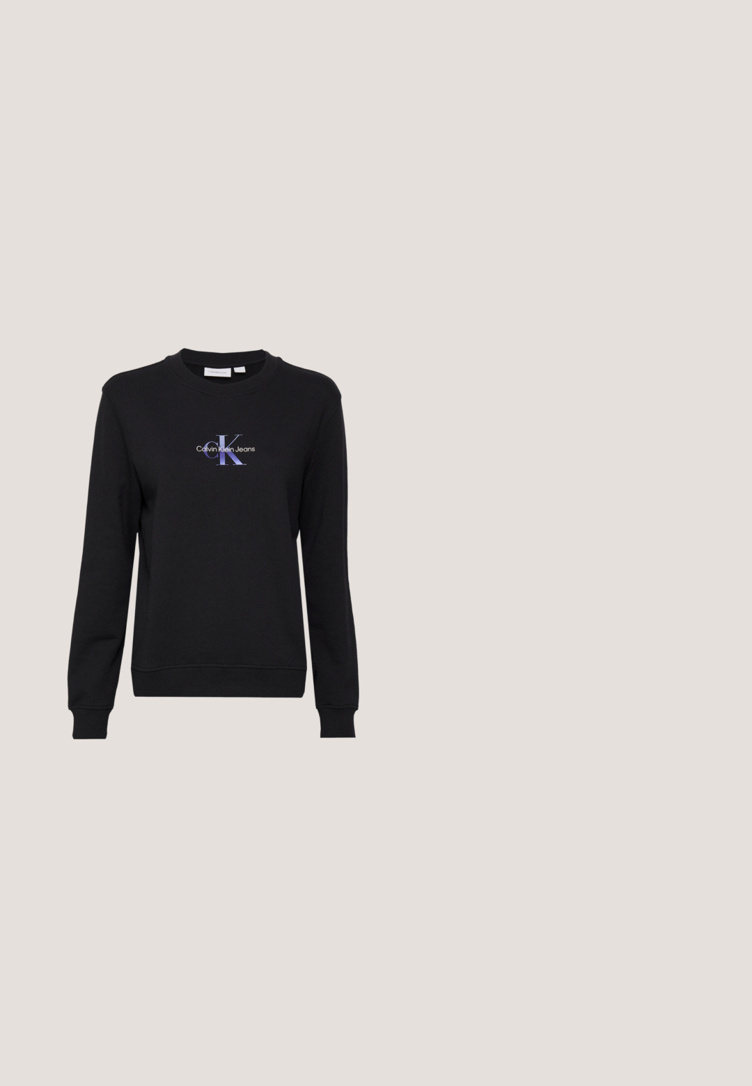 Sudadera de cuello redondo de algodón negro con un logo gráfico de color "Calvin Klein Jeans" en el centro. Detalles acanalados en puños y dobladillo.; Camiseta de tirantes azul claro acanalada con escote redondo y pequeña etiqueta con el logo de Calvin Klein Jeans centrada en el pecho.; Jeans ajustados de tiro alto en azul claro con cierre frontal de botón y cremallera, cinco bolsillos y un sutil desvanecimiento a lo largo de las piernas.; Zapatilla blanca y azul claro con materiales de malla y sintéticos, que cuenta con una suela texturizada, forma redondeada y acentos con patrones.; Pequeño bolso blanco en forma de media luna con correa corta, cierre de cremallera y logo negro "cK" en el frente.; Pendientes largos de oro compuestos por cuatro barras curvadas enlazadas y alargadas sobre un fondo blanco.