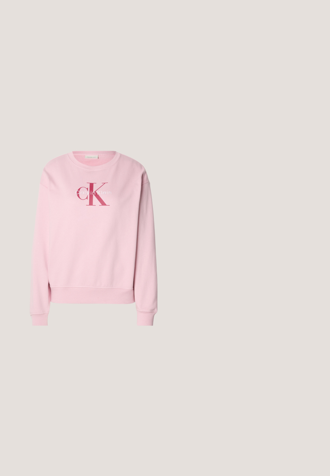 Sweatshirt rose avec un col rond, des manches longues et un logo à l'avant avec le texte "Calvin Klein" et "cK" dans des couleurs contrastées.; T-shirt rose clair à manches courtes et col rond avec un logo "Calvin Klein" en relief subtil centré sur la poitrine.; Jean large en denim bleu clair avec taille haute, ourlet effiloché et design à cinq poches. La texture usée ajoute de la profondeur au tissu.; Baskets en toile écrue, avec un design basse, bout rond et semelle en caoutchouc plate avec des détails de couture subtils.; Sac d'épaule croissant doux rose avec une sangle en corde réglable, un arrêt en métal et un logo "cK" en relief subtil au centre avant.; Paire de boucles d'oreilles en métal argenté avec un motif abstrait d'anneaux entrelacés sur fond blanc.