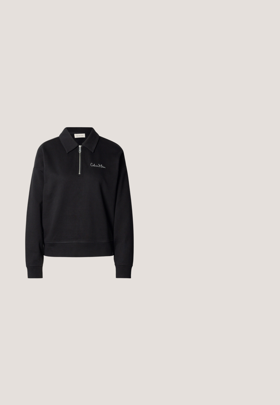 Sort pullover med lynlåslukning foran, krave og lange ærmer. Har broderet brandnavn i hvid på brystet. Blødt stof.; Sort bomuld T-shirt med rund hals og korte ærmer, med teksten "Calvin Klein Jeans" i hvid over brystet.; Oliven grønne cargo bukser med elastisk talje og snøre, tætsiddende ben og en sidelomme. Glat stof med en mat overflade.; Sort sneaker med en kombination af glat læder og ruskind, hvid sål, snørebåndsdesign og et sølvlogo på siden.; Sort læder skuldertaske med kurvet form, justerbar rem og gyldent "cK" logo foran i midten.; Calvin Klein SPIRAL - Armbånd - silver-coloured