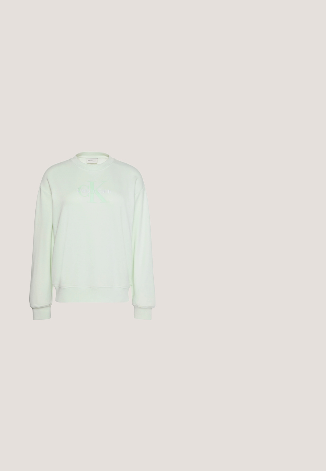 Sudadera en verde claro de Calvin Klein con mangas largas, cuello redondo, puños y bajo acanalados, y discreto logo "ck Calvin Klein" en el frente.; Camiseta ajustada blanca hecha de tela acanalada, con un cuello redondo y mangas cortas. Un pequeño logo de CK está bordado en el pecho.; Pantalones cortos negros con cintura elástica y logo de Calvin Klein en la parte inferior derecha, sobre un fondo blanco.; Zapatilla blanca con parte superior de tejido suave, punta redondeada, suela plana de goma y un acento en el talón de color rosa pastel. Presenta un logotipo en el lateral.; Bolso bucket de imitación cuero beige con base redondeada, parte superior con cordón y una sola correa para el hombro. Logo "CK" en relieve en la parte delantera.;  Pendientes de metal en tono dorado con un diseño curvado y alargado. La superficie es lisa y pulida, presentando un estilo minimalista.