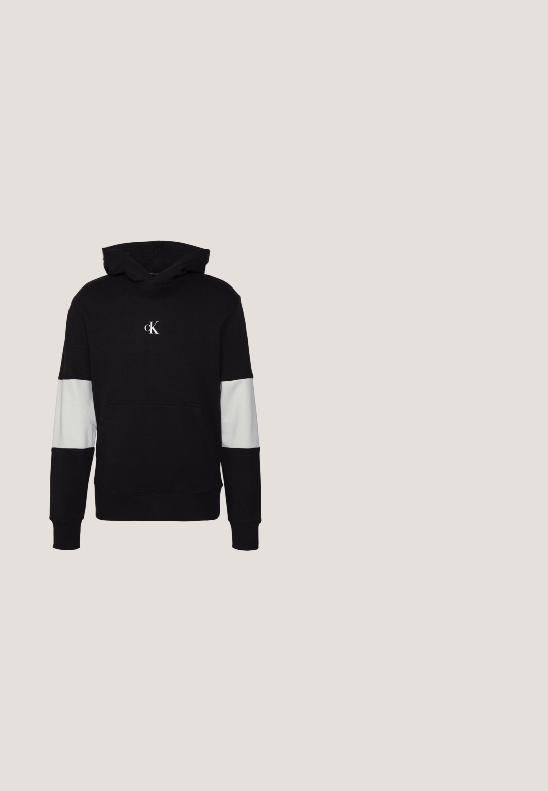 Sort hættetrøje med en frontlomme, grå panelakcenter på ærmerne og et lille hvidt logo på brystet. Blød stofstruktur.; Hvid bomulds T-shirt med rullede korte ærmer, afrundet kant og et sort logo-tag med "CK" i nederste venstre hjørne.; Sorte denimbukser med lige ben-design, der har en medium høj talje, bæltestropper og fem-lomme stil. Blød tekstur med minimal falming.; Sort lædersneaker med hvid sål, sorte snørebånd og præget mærke, vist flydende over en grå gulv med glasblokvæg i baggrunden.; Sort Calvin Klein crossbody taske med justerbar rem og frontlomme med lynlås, med CK-logo broderet i hvid og grå.; Sølv metal vedhængs halskæde med en rektangulær charme, der har en tekstureret overflade og et kædedesign for holdbarhed.