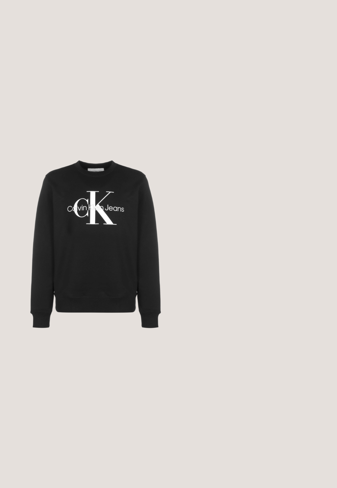 Mustast pikast varrukast ümara kaelusega dressipluus valge Calvin Klein Jeans logoga ja suurte stiliseeritud "cK" tähtedega ees.; Valge puuvillane t-särk, millel on ümber kaela lõige ja lühikesed varrukad, ning mille esiosas on keskel musta värviga trükitud "Calvin Klein".; Mustad dressipüksid pehmest kangast, millel on elastne vöökoht, pahkluude juures soonikud ja külgedel trükitud logo.; Calvin Klein Jeans CLASSIC CUPSOLE HERITAGE - Tossud - black/bright white; Must Calvin Klein crossbody kott reguleeritava rihma ja esiosa lukuga taskuga, millel valge ja halli värviga tikitud CK logo.; Hõbe metallist käevõru, millel on ristkülikukujulised lingid, läikiv viimistlus ja väikesed ringikujulised aktsendid, loodud tihedaks sobivuseks ümber randme.