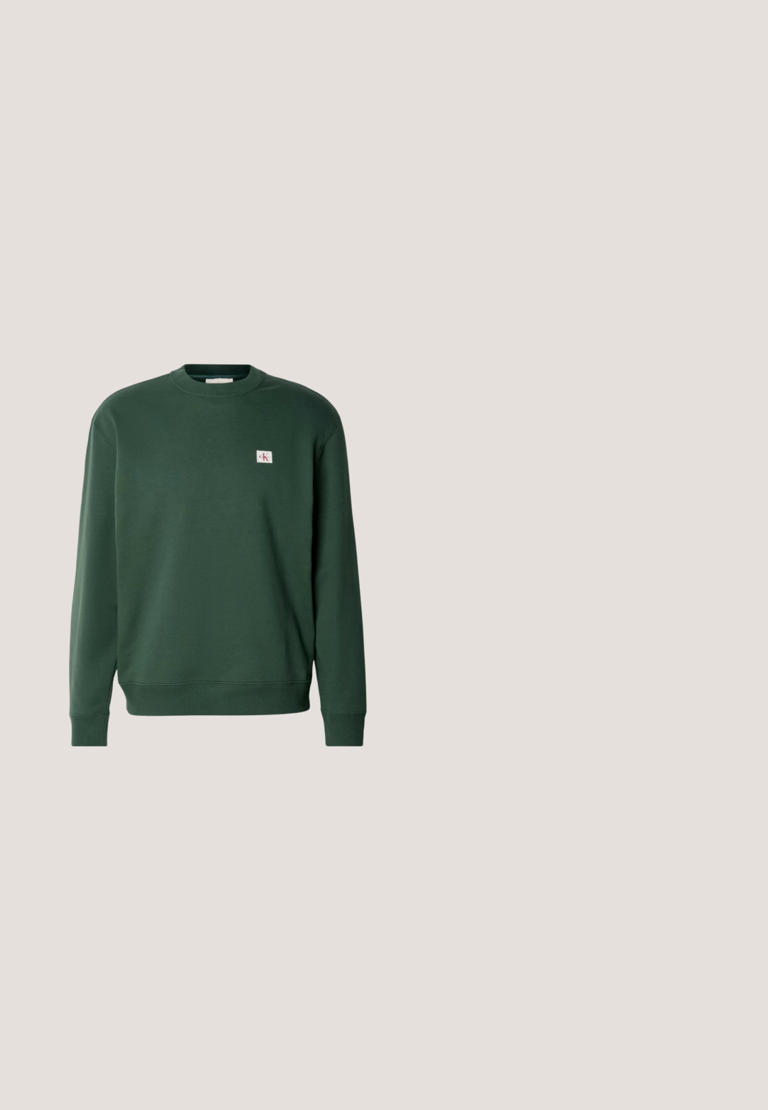 Grøn sweatshirt lavet af blandingsbomuld, der har en rund halsudskæring og ribbede manchetter. Lille logo patch på brystet. Glat struktur.; Sort corduroy skjorte med knap-ned krave, lange ærmer, forlommek og logo patch. Har et struktureret stof mønster.; Marine chinos lavet af bomuldsblanding, med lige ben, en knaplukning og bæltestropper. Glat tekstur med minimal detaljer.; Beige og sort afslappet sneaker med tyk sål og snørebånd, svævende indendørs nær glasblokvæg og betongulv.; Sort torebælte lavet af slidstærkt stof med dobbelte håndtag, justerbar skulderrem, lynlåslukning og subtilt logo på fronten.; Sort faux læderbælte med krokodillemønster og en sølvfarvet rund spænde, snoet på en ensfarvet hvid baggrund.