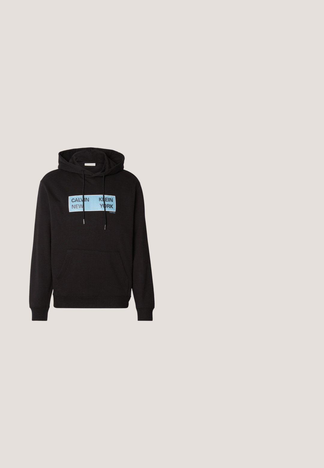 Schwarze Kapuzenjacke mit einer vorderen Kängurutasche, ausgestattet mit einem blauen rechteckigen Grafikdesign, auf dem "CALVIN KLEIN NEW YORK" in schwarzen fettgedruckten Buchstaben abgedruckt ist.; Hellgrünes Baumwoll-T-Shirt mit Rundhalsausschnitt, kurzen Ärmeln und einem kleinen Calvin Klein-Logo in einer dunkleren Farbe, das auf der Brust gedruckt ist.; Schwarz verwaschene Straight-Leg-Denim-Jeans mit Frontknopf und Fünf-Taschen-Design, mit Karl Lagerfeld-Label am inneren Bund.; Schwarzer Lederknöchelstiefel mit Schnürung vorne, robuster Sohle, gepolstertem Kragen und seitlichem Markenetikett.; Schwarze rechteckige Leder-Umhängetasche mit verstellbarem Riemen und silbernem Reißverschluss vor einem schlichten hellen Hintergrund.; Silbernes Metallarmband mit miteinander verbundenen Gliedern in polierter Ausführung und einem zylindrischen Verschluss. Glatte Textur mit leichten Reflektionen.