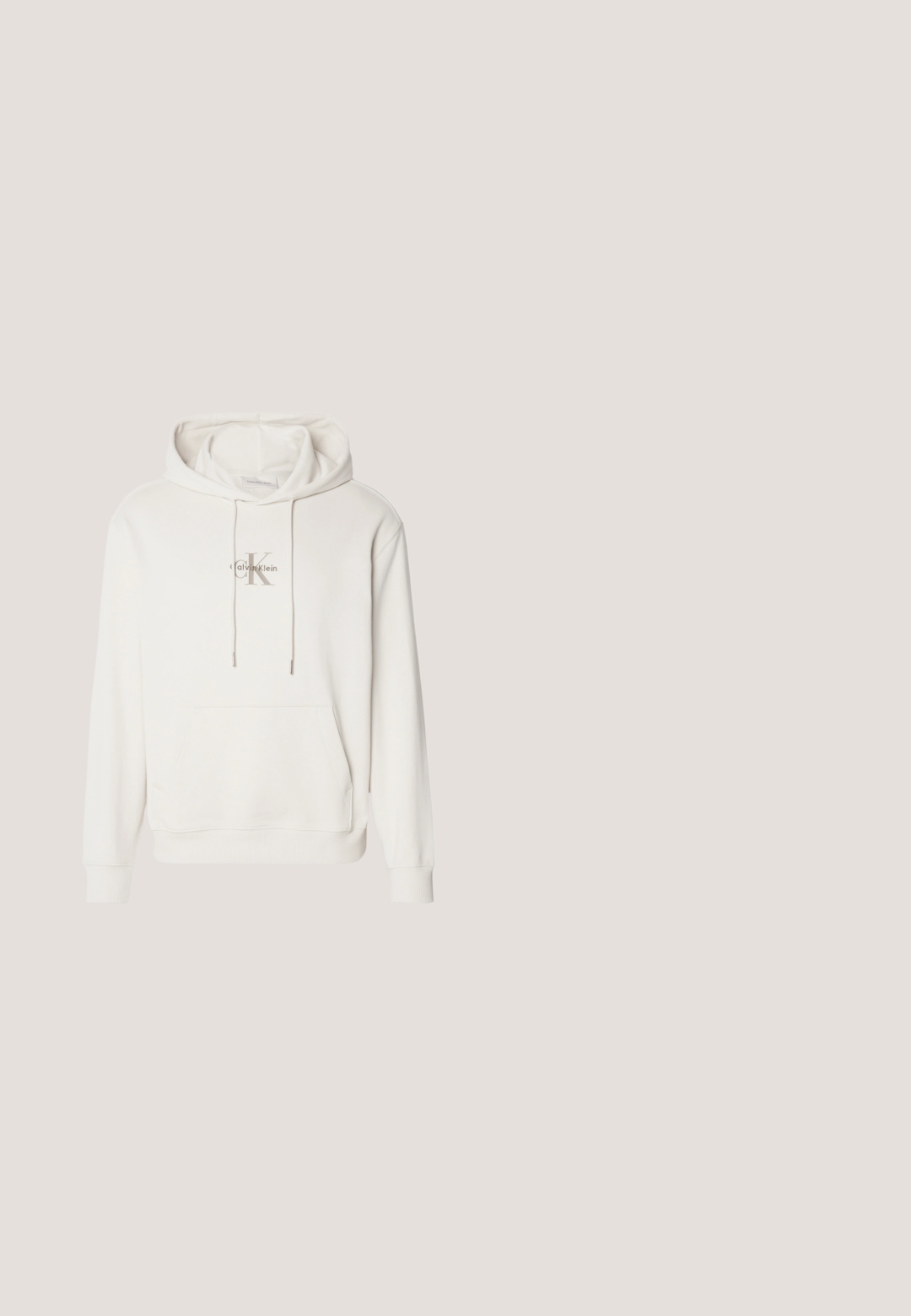 Witte capuchonsweatshirt met voorzak en trekkoorden, met een klein Calvin Klein-logo in het midden van de borst.; Marineblauwe overhemd met knopen, gemaakt van katoen, met lange mouwen, twee borstzakken en een standaard kraag. Gladde textuur met een casual ontwerp.; Beige wijde broek van katoen; voorzien van voorzakken met klep, een knoopsluiting en zichtbare stiknaden langs de zoom.; Beige suède enkellaarsjes met zwarte rubberen zool, vetersluiting en een klein logo dat aan de zijkant is gedrukt, voorzien van een trekloop aan de achterkant.; Compact olijfgroene crossbodytas met voorvak, zwarte verstelbare band, ritssluiting en Calvin Klein logoplaatje.; Zilveren metalen armband met rechthoekige schakeltonen, een gepolijste afwerking en kleine ronde accenten, ontworpen voor een nauwsluitende pasvorm om de pols.