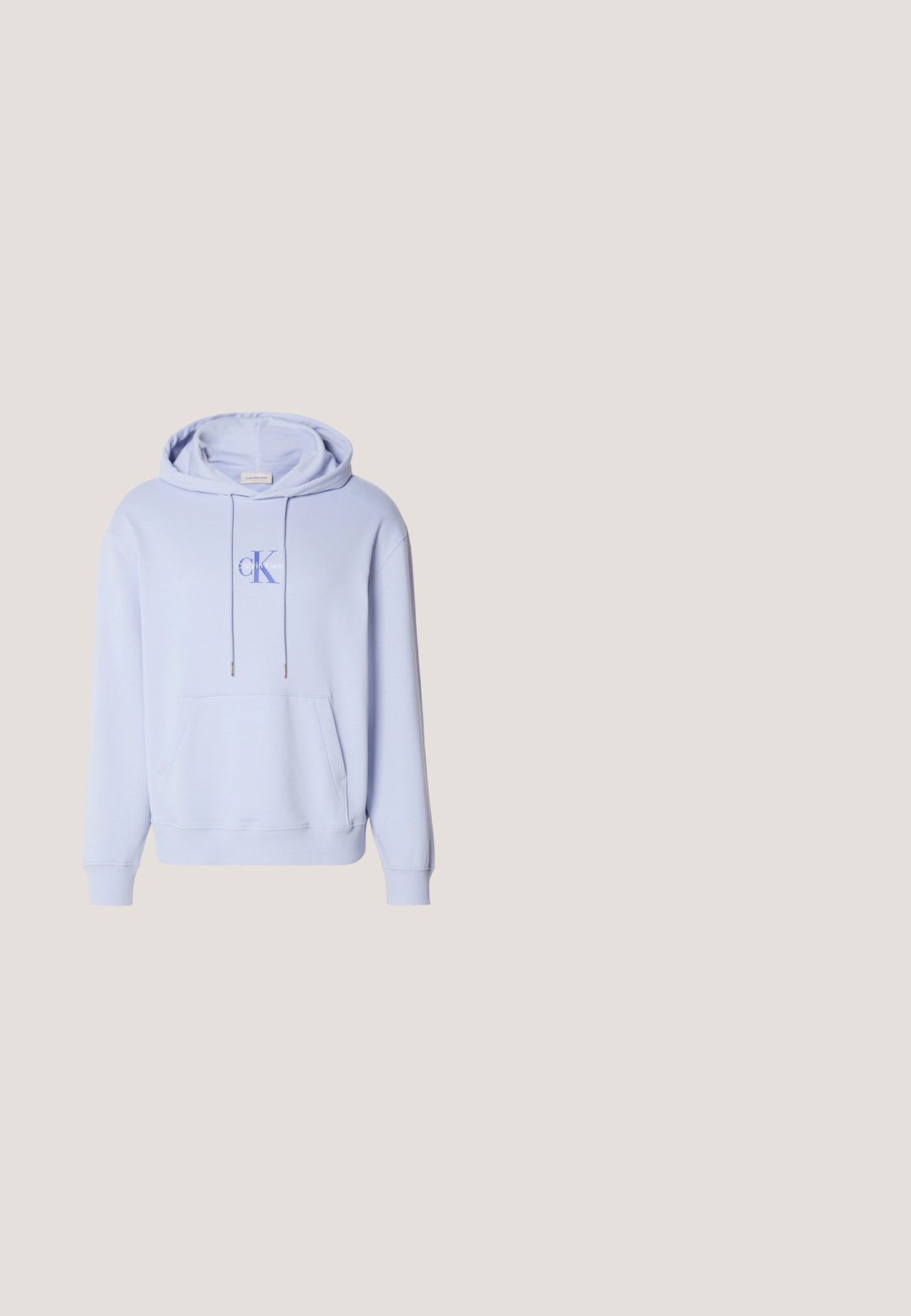 Hellblauer Baumwoll-Hoodie mit einer vorderen Tasche, Kapuze mit Kordelzug und einem bedruckten Logo auf der Brust. Weiche Textur und lässige Passform.; Hellblaues Baumwoll-T-Shirt mit Rundhalsausschnitt, das weißen Textdruck "calvin klein new york city" über der Brust trägt. Kurze Ärmel.; Hellblaue Karobluse-Shorts aus einem Baumwollmix, mit fünf Taschen, Knopfverschluss und lockerer Passform. Die Textur ist glatt und weich.; Weiße Sportschuhe mit einer glatten Oberseite und gepolstertem Kragen, ausgestattet mit einer ausgeprägten strukturierten Sohle für Griffigkeit und subtiler Markenkennzeichnung an der Seite.; Blaue Umhängetasche mit verstellbarem Riemen, frontseitiger Reißverschlusstasche und auffälligem weißen Markentext. Aus glattem Material und rechteckiger Form gefertigt.; Silberne Kettenhalskette mit einem rechteckigen Anhänger mit strukturierten Linien. Anhänger ist mit einer Schlaufe befestigt; die Kette hat ein glattes, flexibles Design.