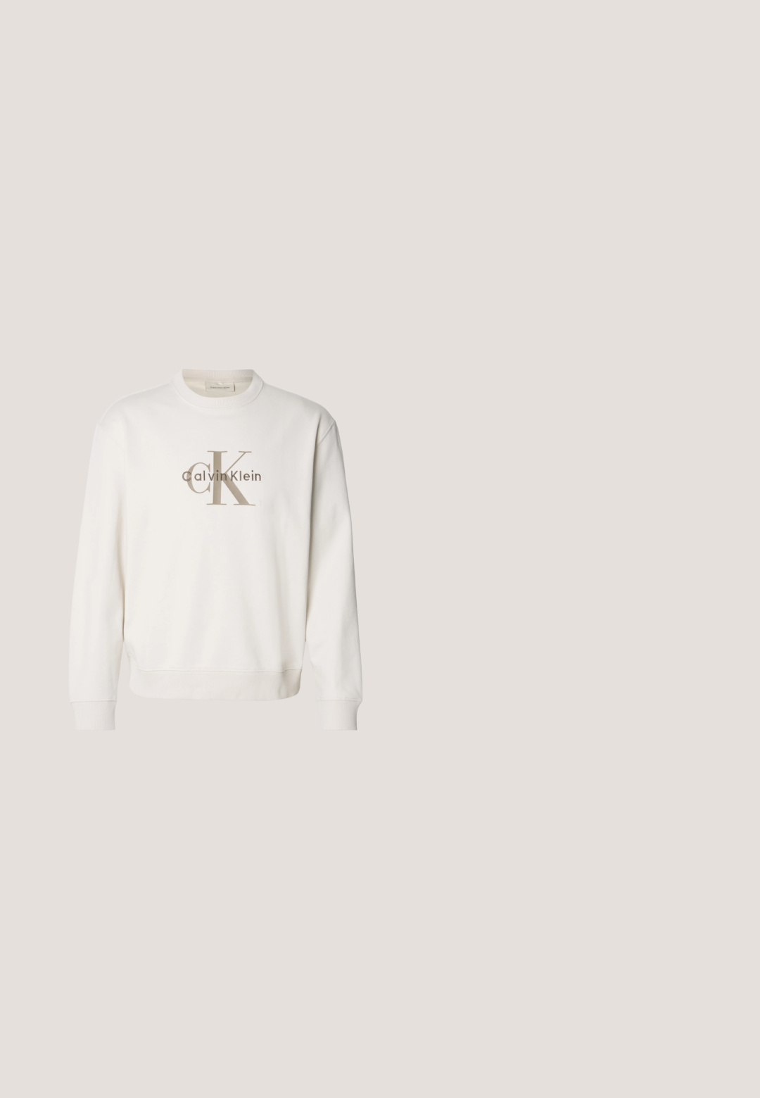Witte crewneck sweatshirt van zachte stof, met een groot beige Calvin Klein-logo op de voorkant, voorzien van geribde manchetten en onderrand.; Witte polo met korte mouwen, kraag, drieknopensluiting en klein grijs Calvin Klein-logo op de linkerborst.; Lichtblauwe denim jeans met een rechte pasvorm, vijf zakken en subtiele vervaging. Voorzien van een knoopsluiting en riemlussen.; Zwarte suede enkellaarsjes met een ronde neus, vetersluiting, zwarte rubberen zool en een aantreklip aan de achterkant voor gemakkelijk aan- en uittrekken.; Olijfgroene gewatteerde stoffen tas met een zwarte schouderband, voorzien van een bovenste ritssluiting en een externe ritszak met geometrische patroonaccenten.; Zilveren metalen armband met rechthoekige schakeltonen, een gepolijste afwerking en kleine ronde accenten, ontworpen voor een nauwsluitende pasvorm om de pols.