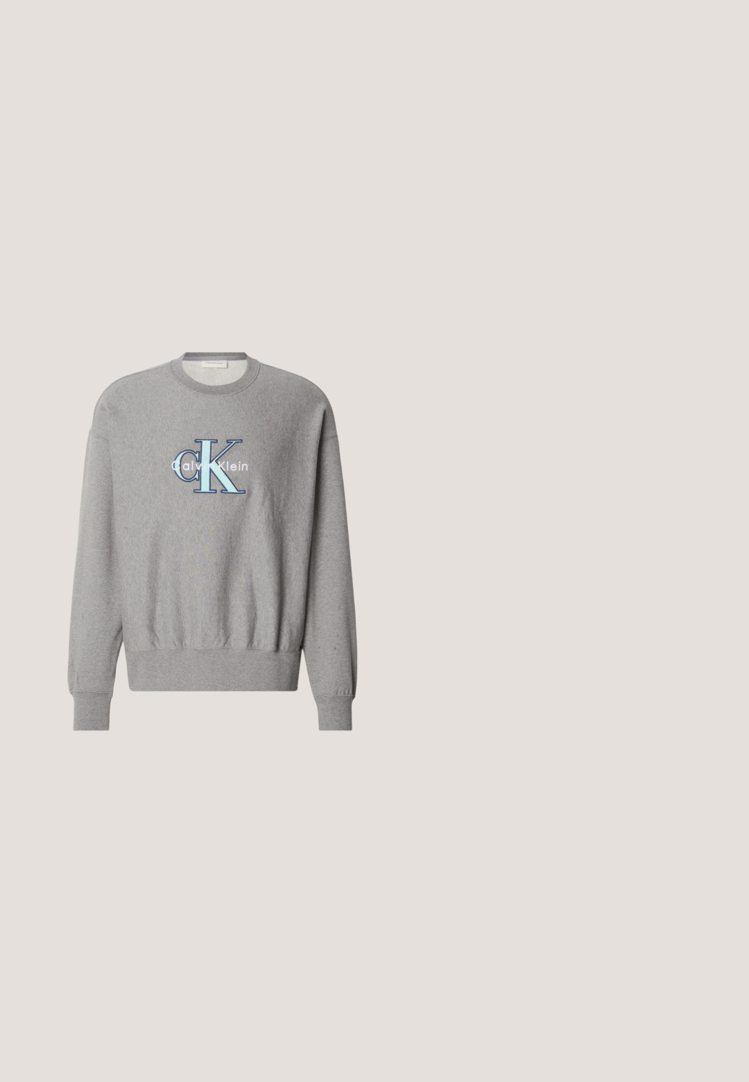 Grauer Sweatshirt mit rundem Halsausschnitt, gerippten Bündchen und Saum, mit einem blauen und weißen "Calvin Klein" Logo in der Mitte. Klassische Passform.; Graues Kurzarm-Cotton-T-Shirt mit dem in Weiß bedruckten Text "CALVIN NEW YORK 1968 CK Calvin Klein" auf der Vorderseite in der Mitte.; Schwarze, slim-fit Jeans mit Used-Look, vorne mit Knöpfen, Gürtelschlaufen und abgenutzten Stellen an Oberschenkeln und Knien vor weißem Hintergrund.; Schwarze Lederstiefelette mit elastischen Seiteneinsätzen, runder Zehenpartie, niedrigem Blockabsatz und Zuglasche. Verfügt über eine glänzende Textur und ein elegantes Design.; Schwarze rechteckige Sonnenbrille mit dunkelgrünen Gläsern, ausgestattet mit einem leichten Kunststoffrahmen und silbernen Akzenten an den Bügeln.; Schwarze Tragetasche mit zwei langen Griffen, dezentes geometrisches Muster, rechteckige Form und kleinem Markenlabel nahe der unteren Mitte.