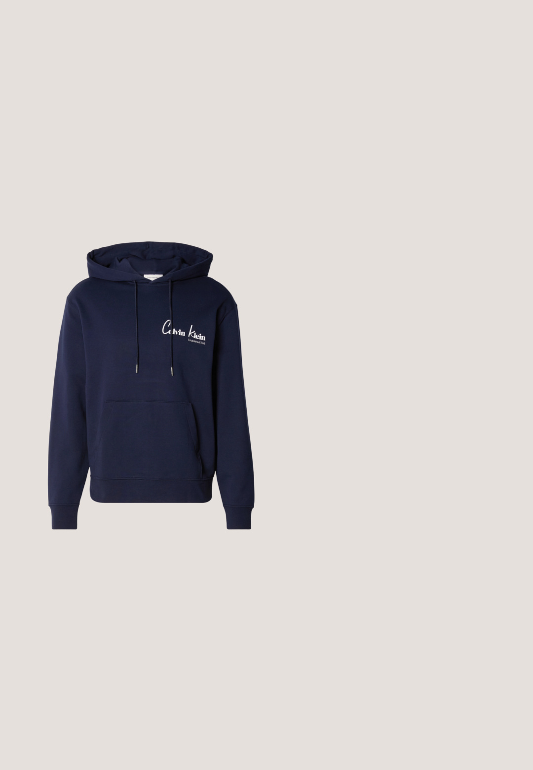 Navyblå hættetrøje med frontlomme og snøre i hætten, med hvid "Calvin Klein Established 1968" tekst på venstre bryst.; Lys blå bomulds t-shirt med korte ærmer, der har et stort gult "calvin klein" logo på forsiden samt teksten "new york city / since 1981".; Lyseblå denimjeans med en lige ben-designet. Funktioner inkluderer fem lommer, bæltestropper og subtil udtoning hen over stoffet.; Hvid lavtop Calvin Klein sneaker med cremefarvede snørrebånd, grønne accenter på hælen og tungen, samt lysebrune såler.; Sort og grå Calvin Klein crossbody taske med ternet mønster, lynlåslomme foran og justerbar rem på hvid baggrund.; Sort kortholder med diagonalt "C"-mønster, fire kortlommer øverst og et Calvin Klein-logo nederst i midten.