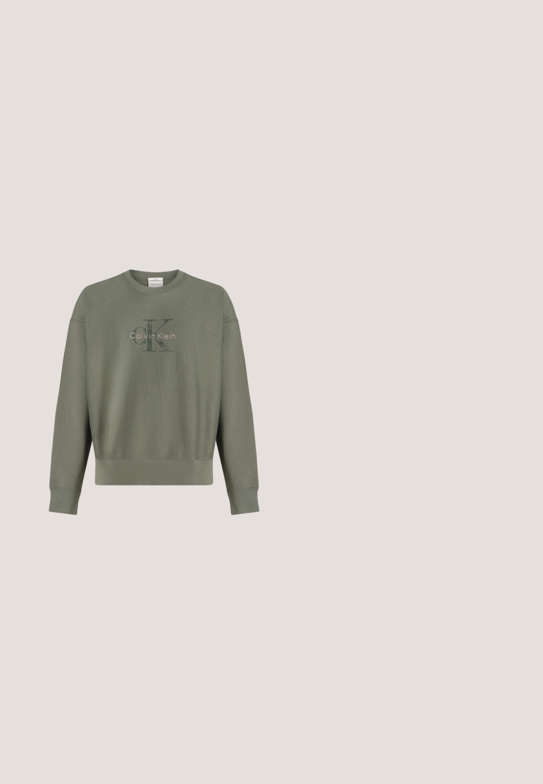 Sweat-shirt vert à manches longues Calvin Klein avec col rond et logo imprimé sur la poitrine.; Chemise boutonnée gris clair, en tissu texturé, avec un col, deux poches poitrine et cinq boutons sur le devant.; Shorts gris clair arrivant aux genoux avec une ceinture élastique et le logo vertical Calvin Klein sur la jambe droite.; Baskets en suède beige avec une semelle en caoutchouc blanche, présentant un accent de talon vert foncé et une branding subtile sur le côté.; Sac en tissu matelassé vert olive avec une sangle noire, doté d'une fermeture zippée sur le dessus et d'une poche zippée extérieure ornée d'accents de motifs géométriques.; Collier en chaîne argentée avec un pendentif rectangulaire aux lignes texturées. Pendentif fixé par une boucle ; la chaîne présente un design lisse et flexible.