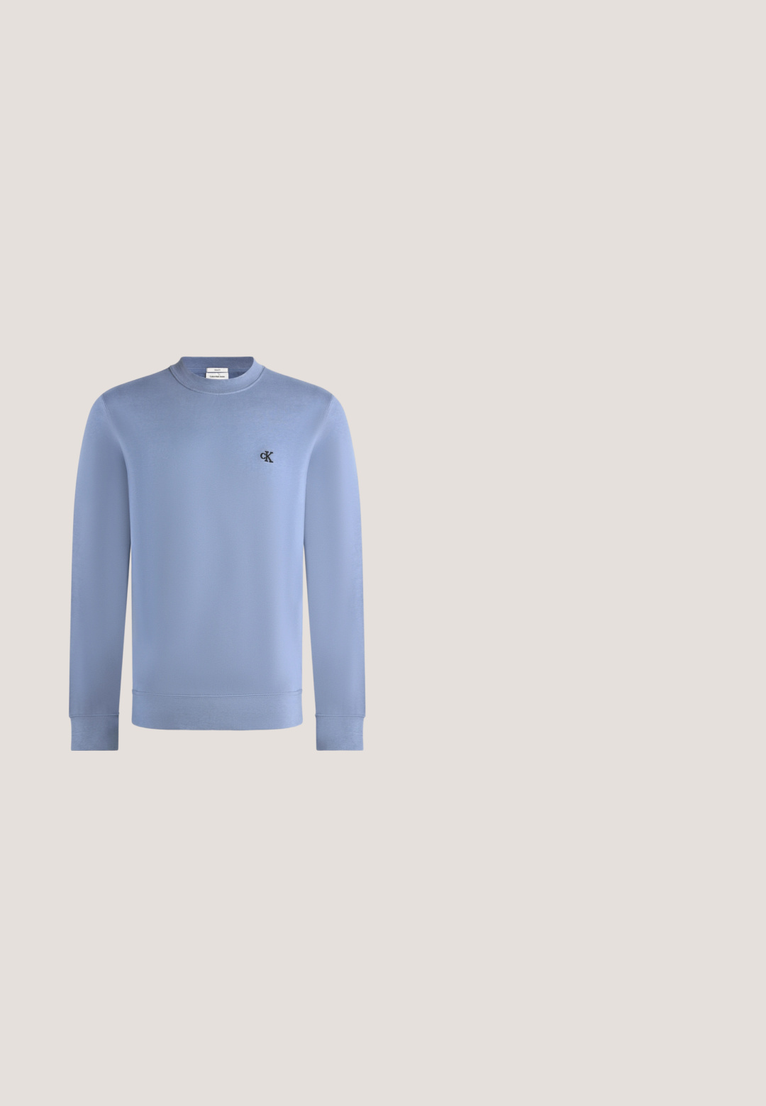 Hele sinine pikkade varrukatega pullover, millel on vasakul rinnal väike must "cK" logo.; Helehall sinine puuvillane t-särk ümmarguse kaeluse ja lühikeste varrukatega, millel on väikene musta värvi "Calvin Klein" logo rinnal.; Hallid hallid spordipüksid elastse vöökohtaga, küljetaskutega ja mugava lõikega. Valmistatud pehmest kangast, millel on sile tekstuur ja ilma nähtavate mustriteta.; Must madalad tossud valge tallaga ja "cK" logoga, hõljuvad halli betoonpõranda kohal klaasplokkseinaga ja valge sambaga lähedal.; Hallide halliga ristikott, mis on valmistatud tekstureeritud sünteetilisest materjalist, millel on luku sulgemine ja reguleeritav pael.; Hõbedane kaelakee, millel on ristkülikukujuline ripats tekstuursete joontega. Ripats on kinnitatud silmuse abil; kaelakee on sujuva ja painduva disainiga.