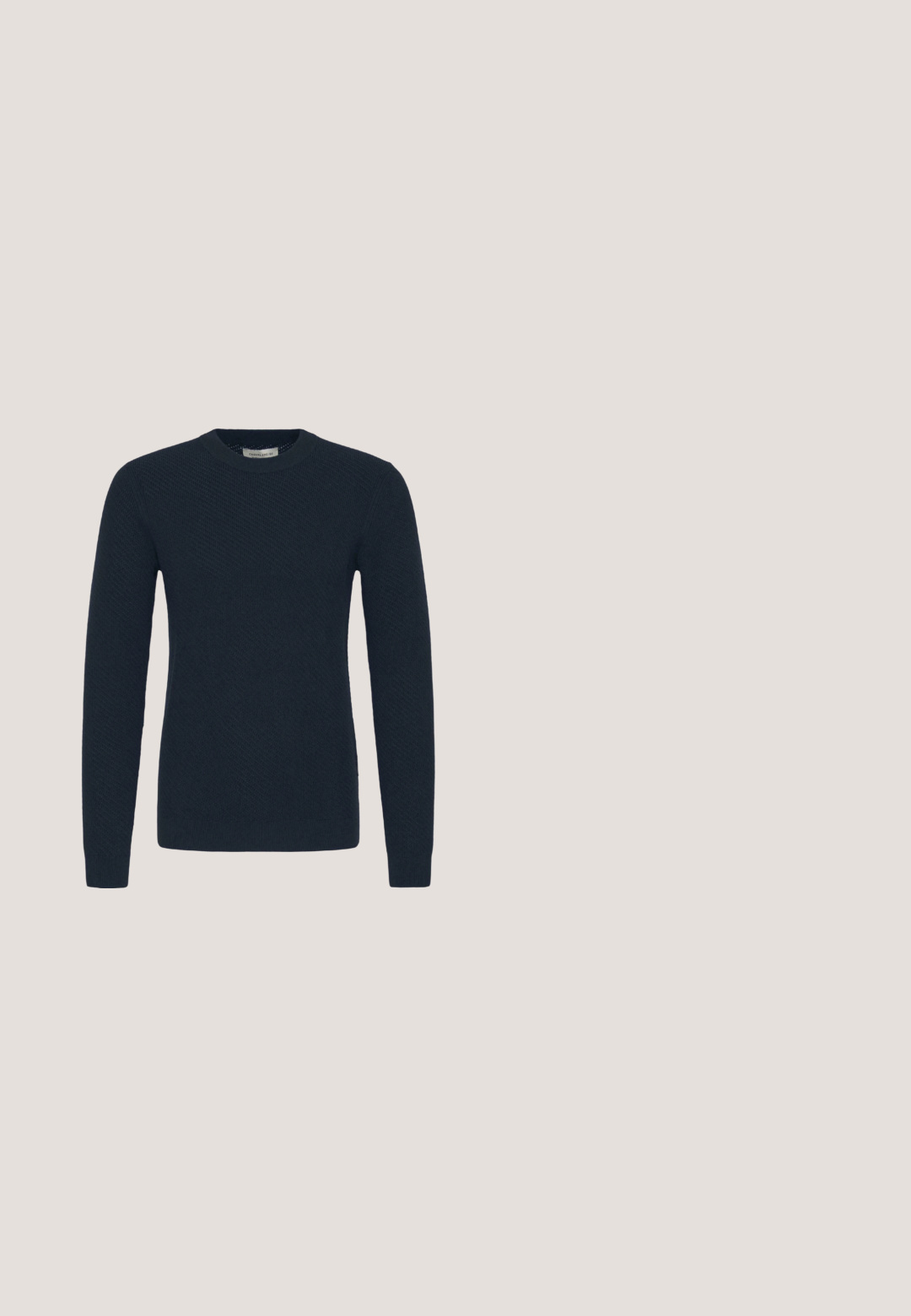 Pull en maille texturée bleu marine foncé à col rond, manches longues, avec poignets et ourlet côtelés.; Chemise à manches longues couleur beige clair en tissu lisse. Dotée d'un col pointu, d'une fermeture à boutons et d'une coupe classique.; Shorts en lin beiges avec fermeture à bouton, devant plat, poches latérales et ourlets roulés, présentant un tissu texturé pour la respirabilité.; Espadrille en toile beige avec un bout rond, semelle en jute tressé et un petit accent rouge et bleu sur le talon. Légère et sans fermeture.; Une paire de lunettes de soleil aviateur à monture dorée avec des verres vert foncé et des branches noires reposant sur une surface blanche.; Sac cabas en toile beige avec deux anses et une poche avant, "LES DEUX" brodé sur la poche.