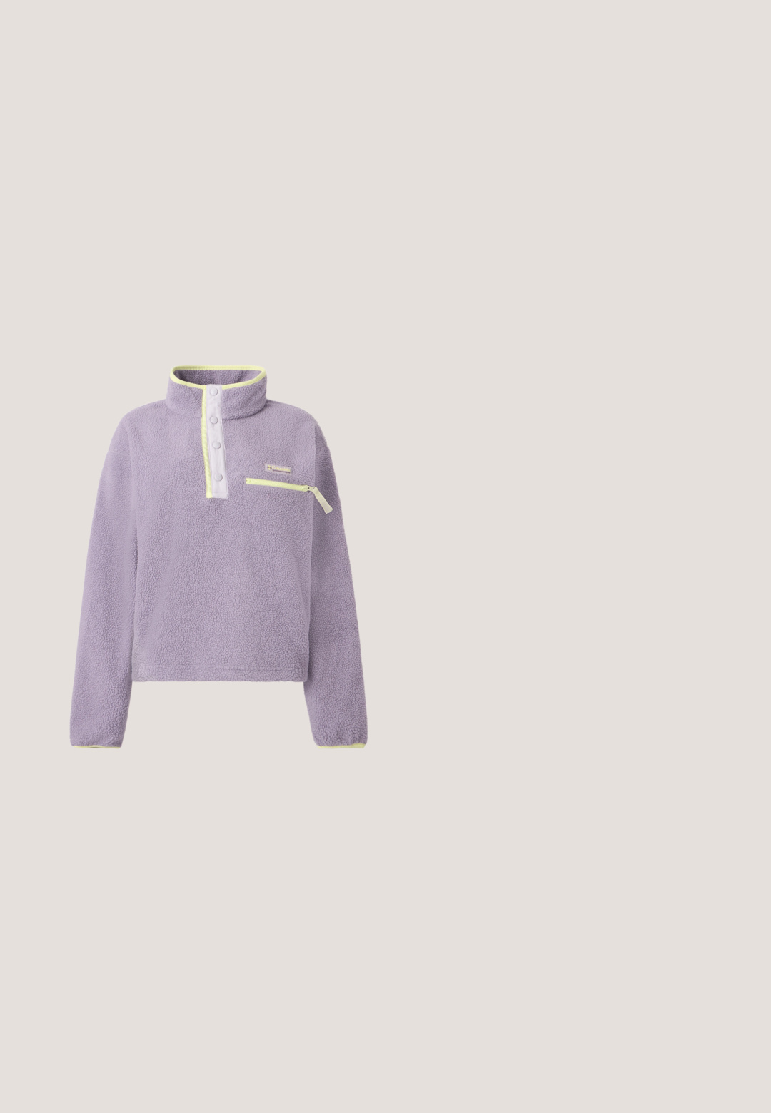 Lavendelkleurige fleece trui met drukknopenkraag, gele afwerking en een horizontale ritszak op de linkerborst, weergegeven op een witte achtergrond.; Lichtblauw cropped T-shirt met een kleine skateboardafbeelding en "ROXY" tekst gecentreerd op de borst.; Zwarte sweatpants met wijde pijpen, gemaakt van zachte stof. Ze hebben een elastische tailleband met een trekkoord en een klein logo aan de linkerkant.; Canvas sneakers met een beige en zwarte zebra patroon, witte rubberen neuskap en veters, gecombineerd met bordeauxrode broek op een blauwe ondergrond.; Roze make-uptasje met luipaardprint, gewatteerde textuur, ritssluiting en een klein lusje als handvat. Voorzien van een merkembleem aan de voorkant.; Zilveren hart hangerketting met een gesplitst ontwerp, met een gepolijste afwerking, bevestigd aan een ketting met een kreeftslot.
