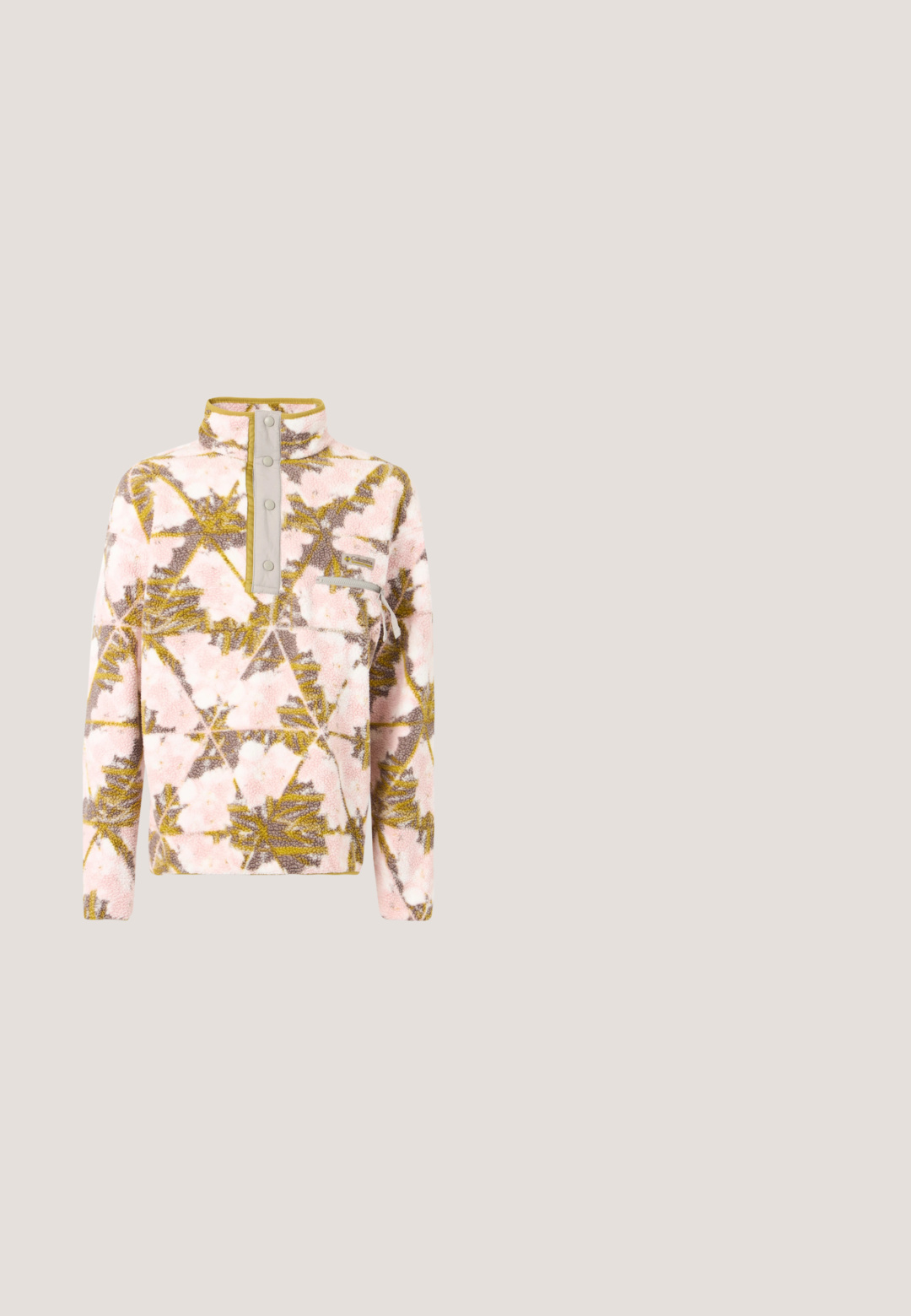 Pink og olivengrøn fleece-pullover med trykknappelukning og lynlåslomme på brystet, med abstrakt bladdesign.; Hvid kortærmet T-shirt lavet af bomuld med rund halsudskæring. Har et sort trykt logo på venstre brystområde og et lille mærke i sømmen.; Grønne bukser med et lige snit, lavet af et glat stof. Har knaplukning og forlommer, med minimale designdetaljer.; Brun læder snørebånd ankelstøvle med polstret krave, kontrastsyning og robust sål, vist fra ydersiden på en hvid baggrund.; Metal aviator solbriller med grønt tonede linser; slank sort stel; grøn gummi forkant på tempeltip; vinklet design.; Sort rektangulær pouch med tekstureret stof, lynlås og to blå accent snore. Forsiden har en simpel lomme og præget logo.