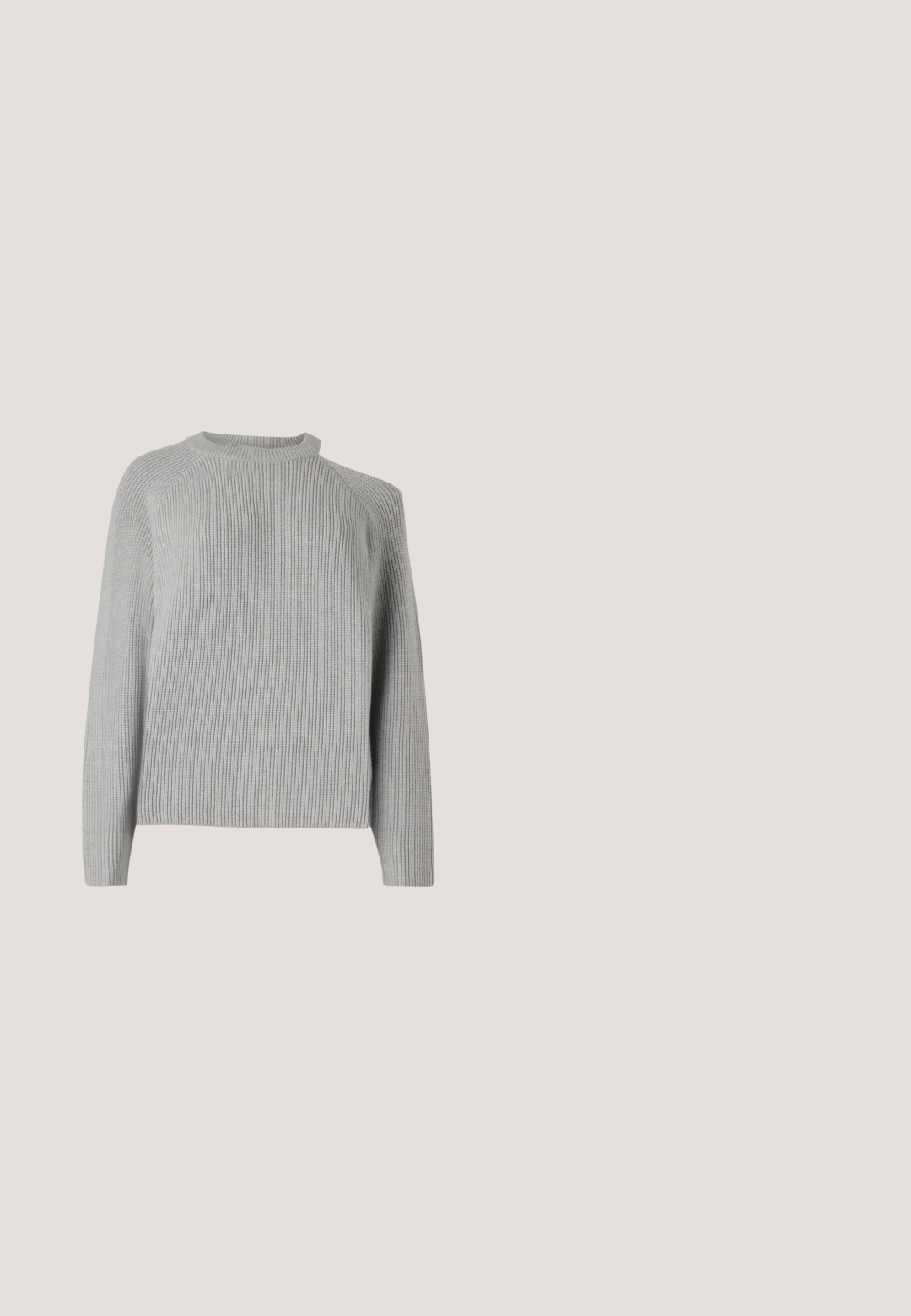 Copenhagen Muse COLIN PULLOVER - Trui - light grey; Gestreepte blouse met een cropped ontwerp, gemaakt van lichtgewicht stof. Voorzien van een knoopsluiting aan de voorkant, kraag en brede, opgerolde manchetten. Lichtgrijs en wit.; Lichtbeige broek met wijde pijpen, elastische tailleband, losse pasvorm en enkellengte zoom, getoond tegen een witte achtergrond.; Zwarte leren pumps met een spits toelopende neus en een slanke, middelhoog hak, afgebeeld tegen een effen lichtgrijze achtergrond.; Zwarte leren totebag met een enkele brede schouderriem en een subtiel Calvin Klein-logo onderaan het midden.; Een paar gepolijste gouden oorringen met dunne pennen en scharnierende sluitingen, tentoongesteld op een effen lichtgrijze achtergrond.
