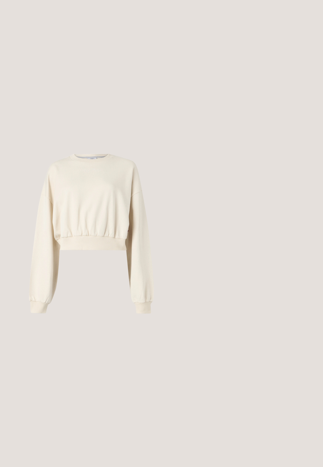 Gekürzter, beiger Sweatshirt mit langen, puffigen Ärmeln. Verfügt über einen elastischen Bund und gerippte Bündchen. Zartes Logo in der Nähe des Ausschnitts gestickt.; Beige Button-Up-Hemd mit Kragen, langen Ärmeln und zwei Brusttaschen. Verfügt über ein gesticktes Logo und eine glatte, weiche Textur.; Beige weit geschnittene Sweatpants aus weichem Stoff, mit einem elastischen Bund, seitlichen Taschen und einem kleinen bestickten Logodetail.; Beige Sneaker mit glattem Lackleder an Zehen- und Schaftbereich, verziert mit einer strukturierten Zwischensohle und gummierter Laufsohle. Mit einem Markenetikett versehen.; Beige Calvin Klein Canvas-Tasche mit zwei kurzen Griffen, Hauptfach mit Reißverschluss und zwei kleinen seitlichen Reißverschlusstaschen mit goldfarbenen Reißverschlüssen.; Lange goldene Ohrringe, bestehend aus vier verlängerten verbundenen gebogenen Stäben auf weißem Hintergrund.