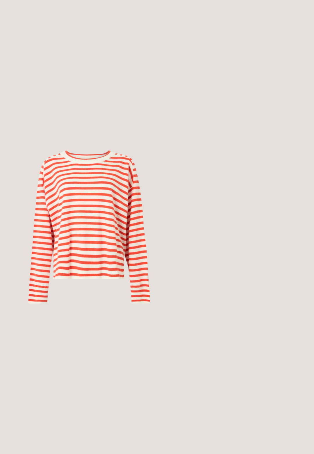 Langærmet stribet sweater i rødt og creme. Blødt strikstof, rund halsudskæring, afslappet pasform og vandrette striber over det hele.; Rød ærmeløs top med rund halsudskæring, der har en frontlukning med cirkulære knapper og glat tekstur. Mærketikette synlig indeni.; Røde linned shorts med et skræddersyet design, der har foldedetaljer, en glat tekstur og en mellemhøj talje.; Filippa K REY FLATS - Ballerinasko - bright red; Rød læder crossbody taske med justerbar rem og guldfarvet spænde, placeret opret mod en ensfarvet hvid baggrund.; To skinnende røde hjerteformede objekter placeret side om side på en ensfarvet hvid baggrund.