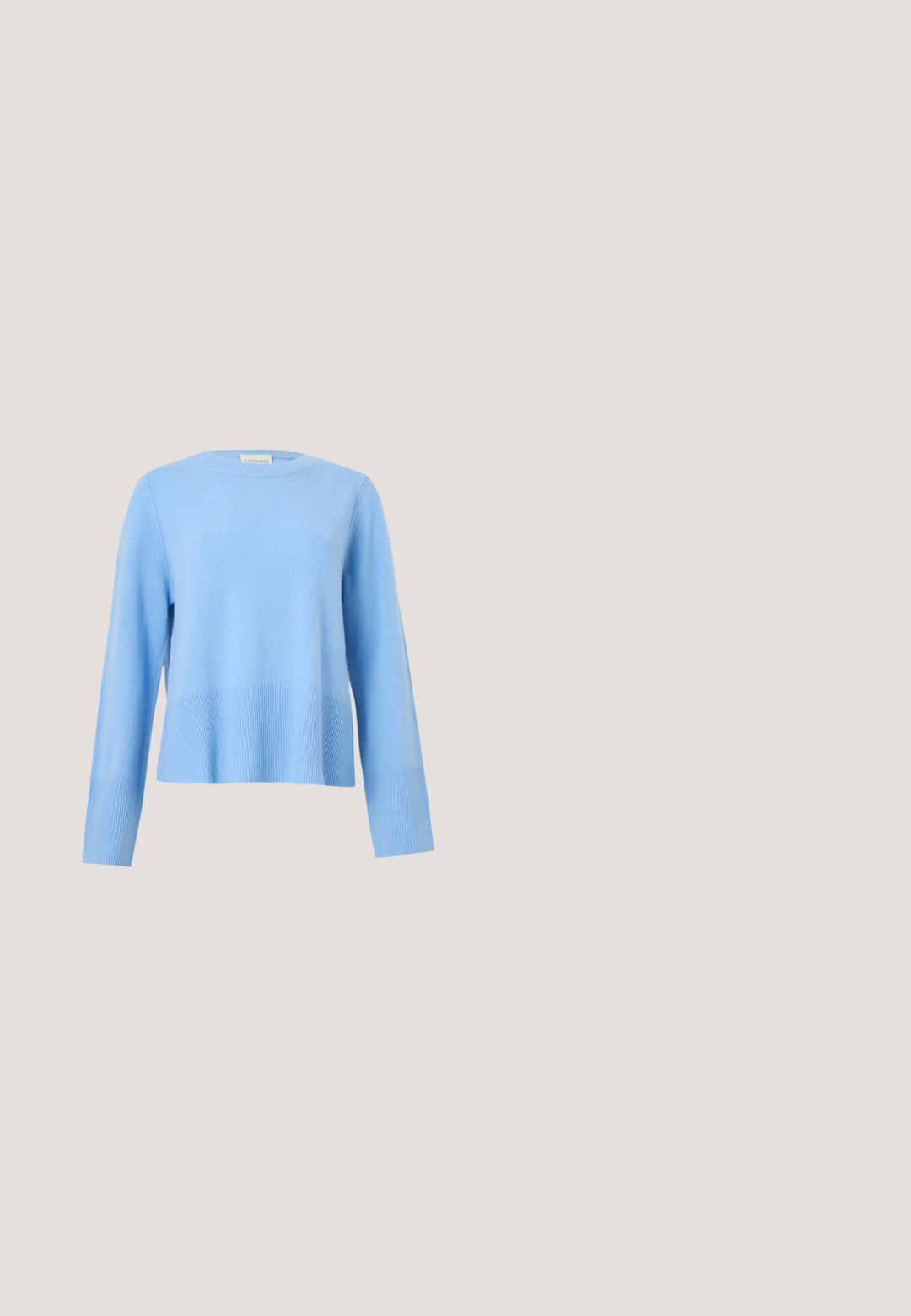 Lyseblå crewneck-trøje med lange ærmer og ribkant ved ærmer og kant på en ensfarvet grå baggrund.; Lyseblå langærmet skjorte med knapper og krave, samt en enkelt brystlomme, præsenteret mod en ensfarvet hvid baggrund.; Lyseblå bukser med vide ben, elastisk talje og forlommer, vist mod en hvid baggrund.; Lyse beige sneakers med en tekstureret læderoverdel, teksturerede sider og en gummisål. Har et slankt, strømlinet design og flade snørebånd.; Lyseblå DKNY tote-taske med hvide håndtag, fastgjort sort-hvidt bogstav D vedhæng og matchende aftagelig lynlåslomme foran.; Par af skinnende guldfarvede hoop-øreringe med snoet, flettet design på en enkel hvid baggrund.