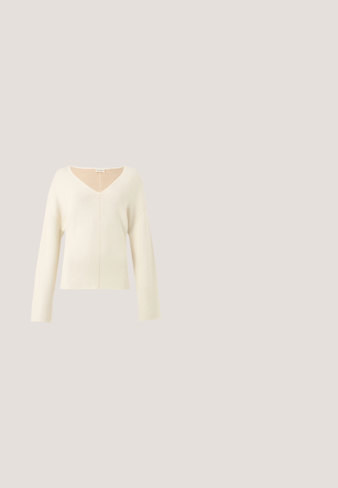 Suéter de cuello en V color crema suave con mangas largas y un ajuste relajado hecho de tela de punto.; Camisa blanca de manga larga, fabricada en algodón, con frente abotonado, diseño de hombros descubiertos y espalda drapeada, textura suave, cuello clásico y puños.; Pantalones de pierna ancha color verde claro, confeccionados en tejido suave, con cierre de botón en la parte frontal, pliegues y un dobladillo limpio.; Zapato de mujer color crema con punta afilada y tacón bajo, con tacón redondo en forma de bola, sobre un fondo liso.; Bolso de mano de cuero color verde oliva con una superficie texturizada, cierre de solapa y correa ajustable. Presenta un bolsillo frontal y herrajes en tono dorado.; Pendientes de studs en color dorado con una forma suave y redondeada y una superficie reflectante, que exhiben un diseño minimalista y sin patrones visibles.