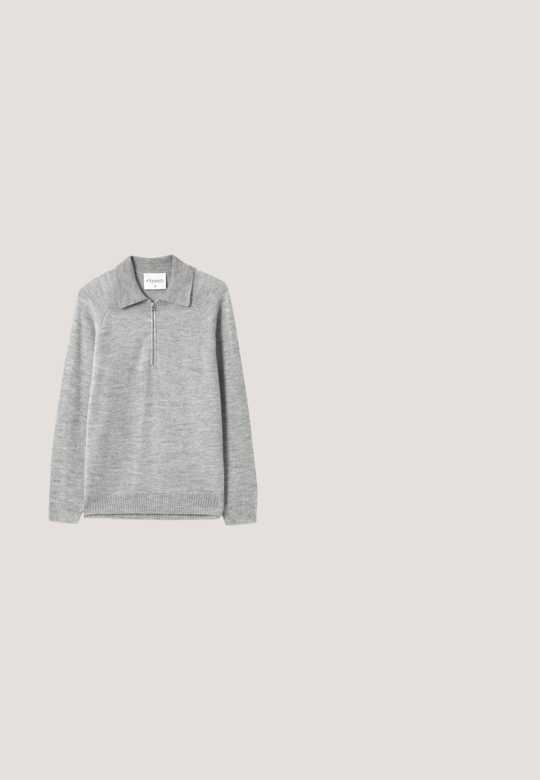 Suéter gris de punto con cuello y media cremallera. Fabricado en un material de punto suave, presenta un dobladillo y mangas acanalados, con una textura lisa.; Camisa de corduroy marrón con cuello, dos bolsillos en el pecho y botones negros; presenta una textura de ribetes verticales y mangas largas.; Vaqueros negros de corte recto con un sutil patrón jacquard floral, botón frontal, trabillas para cinturón y diseño de cinco bolsillos.; Botín Chelsea de cuero marrón con paneles laterales elásticos, tirador y suela texturizada. Acabado liso con detalles de costura mínimos.; Bolsa tote negra fabricada con material duradero, con asas cortas y una correa de hombro ajustable. Presenta un logo embossing a lo largo de la correa.; Cinturón de cuero negro con una textura suave y una hebilla de metal plateado que presenta el logo de Emporio Armani. Detalle de costura en contraste sutil.
