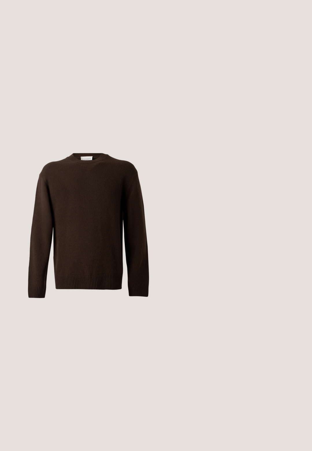 Dunkelbrauner Strickpullover mit langen Ärmeln und gerippten Bündchen und Saum auf einfachem hellem Hintergrund.; Braunes Langarmhemd aus glattem Stoff mit klassischem Kragen, durchgehender Knopfverschluss und elastischen Manschetten; verfügt über ein dezentes Logo-Detail.; Beige gerade geschnittene Jeans aus Baumwollstoff, mit fünf Taschen, einem Knopf- und Reißverschluss sowie sichtbaren Nähten entlang der Säume.; Stuart Weitzman BURT - Slipper - auburn; Dunkelbraune Leder-Aktentasche mit doppelten Griffen und abnehmbarem Schulterriemen, rechteckige Form, glatte Textur und Vordertasche.; Dunkelbrauner Ledergürtel, zusammengerollt, mit silberner rechteckiger Schnalle auf weißem Hintergrund.